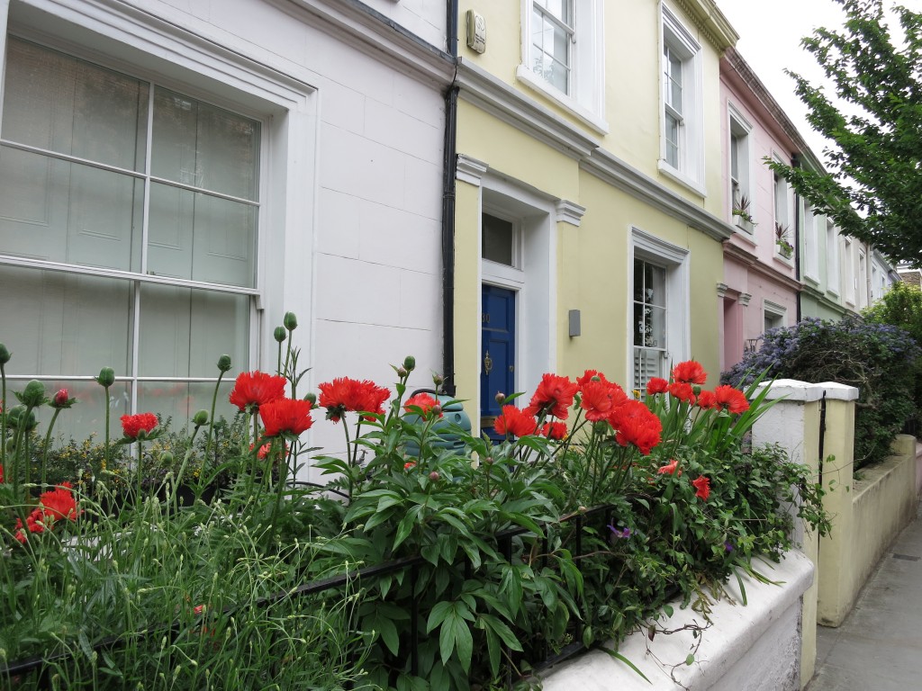 London vacation Portobello Market colored houses flowers _ glitterinc.com