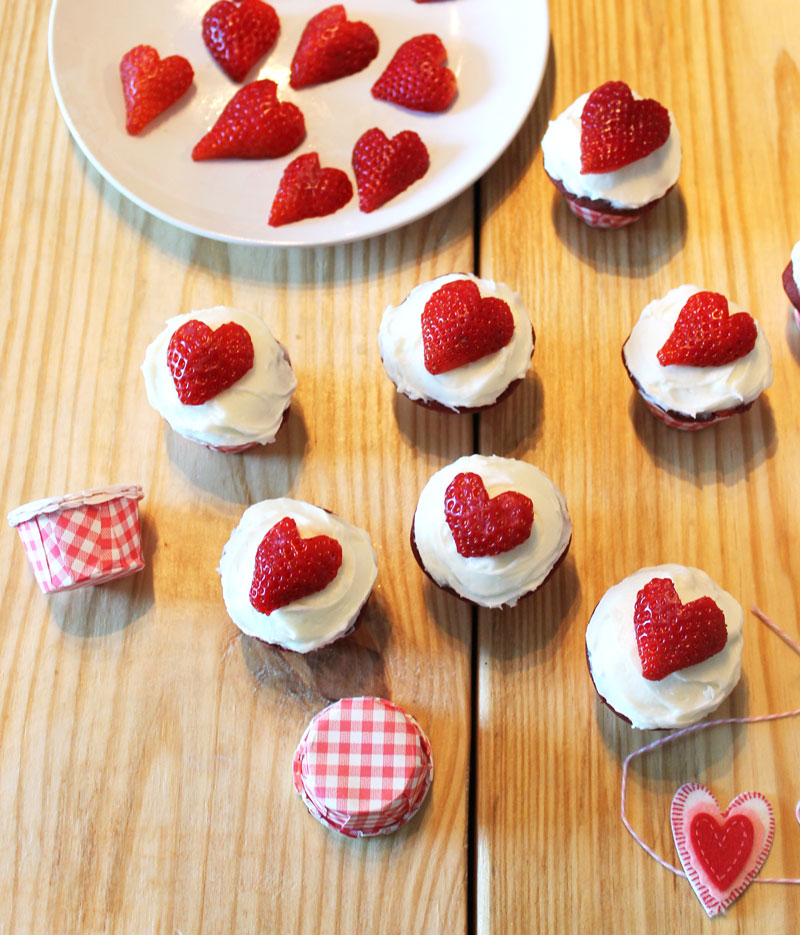 Red-Velvet-Cupcakes-with-Cream-Cheese-Frosting---The-Hummingbird-Bakery---strawberry-hearts-2---glitterinc.com