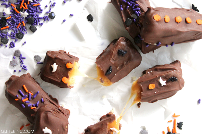 How to make simple and amazing homemade DIY twix bars - perfect for Halloween! Click through for the details. | glitterinc.com | @glitterinc