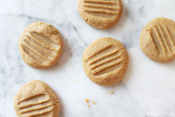 Say hello to the very best peanut butter cookies around! Make and bake a batch in about ten minutes, and revel in the most delicious, flourless peanut butter cookies ever. Click through for the recipe. #peanutbuttercookies #cookies #peanutbuttercookiesrecipe #flourlesscookies #flourlesspeanutbuttercookies #threeingredientpeanutbuttercookies #easycookies | glitterinc.com | @glitterinc