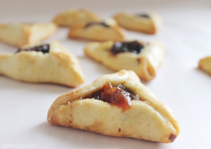 How to Make Homemade Hamentashen:Every year around this time - the Jewish holiday of Purim, to be exact - my oh-so-talented mom makes the world's best hamantash, also spelled hamentasch, hamantashen or hamentaschen. Buttery, sweet, and perfectly soft, these are by far the best hamentash recipe around.)