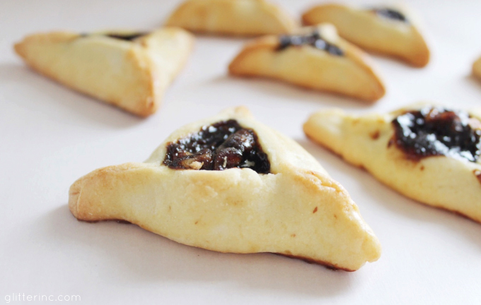 How to Make Homemade Hamentashen:Every year around this time - the Jewish holiday of Purim, to be exact - my oh-so-talented mom makes the world's best hamantash, also spelled hamentasch, hamantashen or hamentaschen. Buttery, sweet, and perfectly soft, these are by far the best hamentash recipe around.)