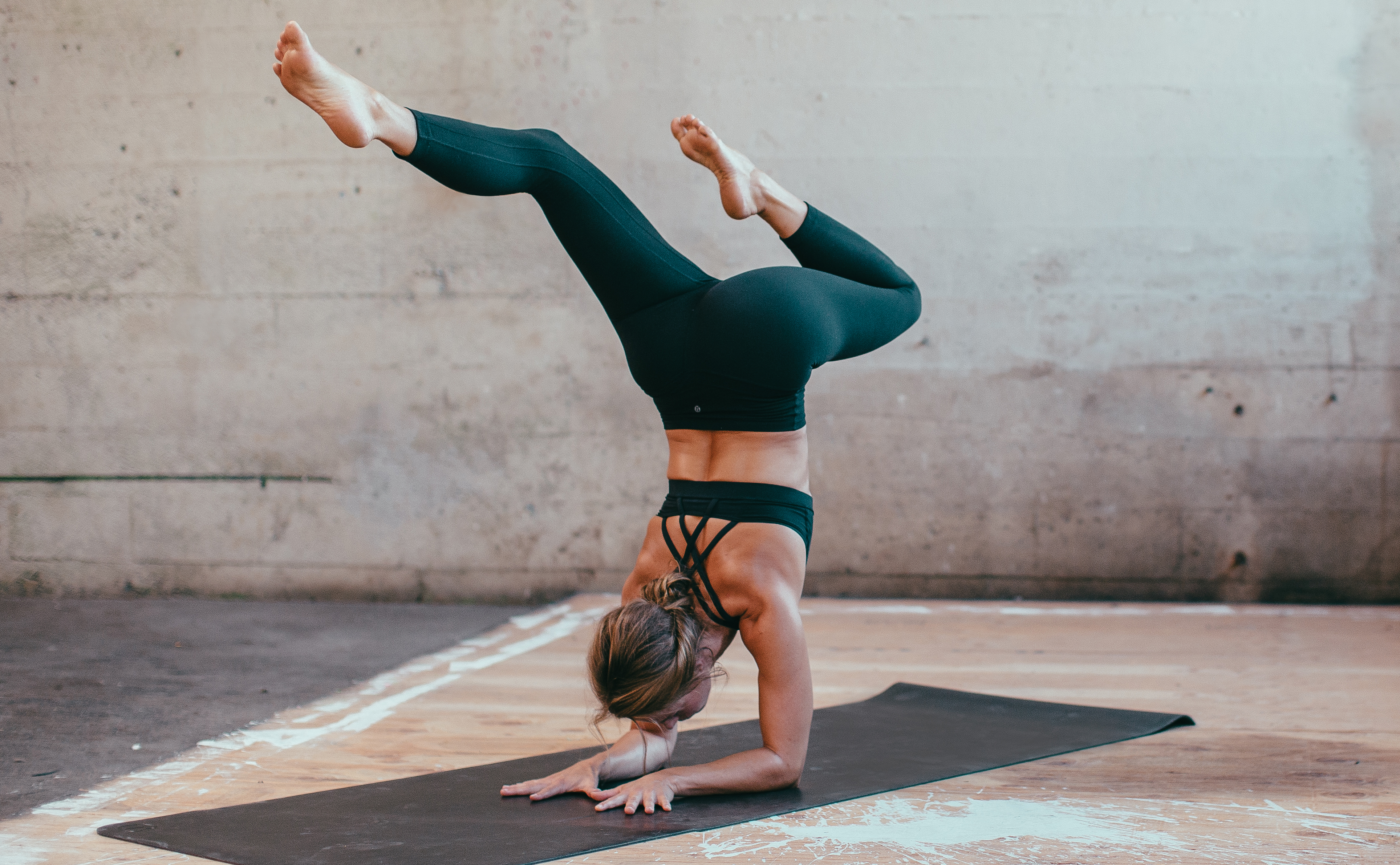 10 of the best FREE online workouts you can do at home (and still feel like you’ve kicked some butt for the day!) Click through for the details. | glitterinc.com | @glitterinc