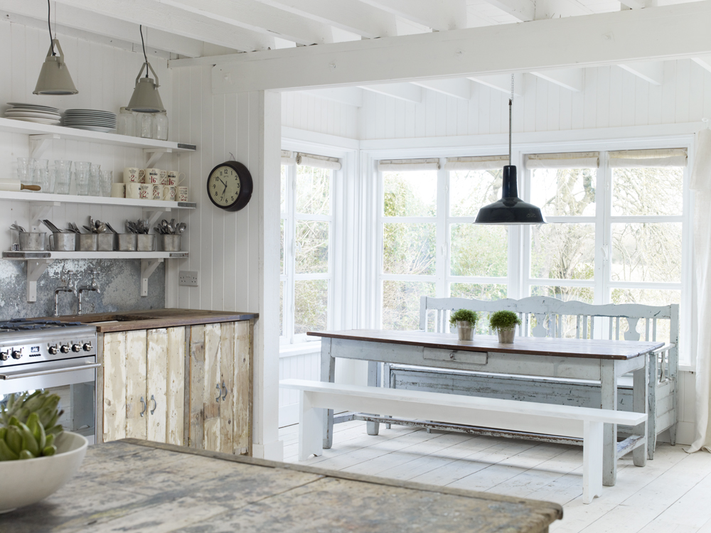 Take a tour of the gorgeous White Cabin in the village of Winchelsea, a beach town in East Sussex, South England. - Dining Room