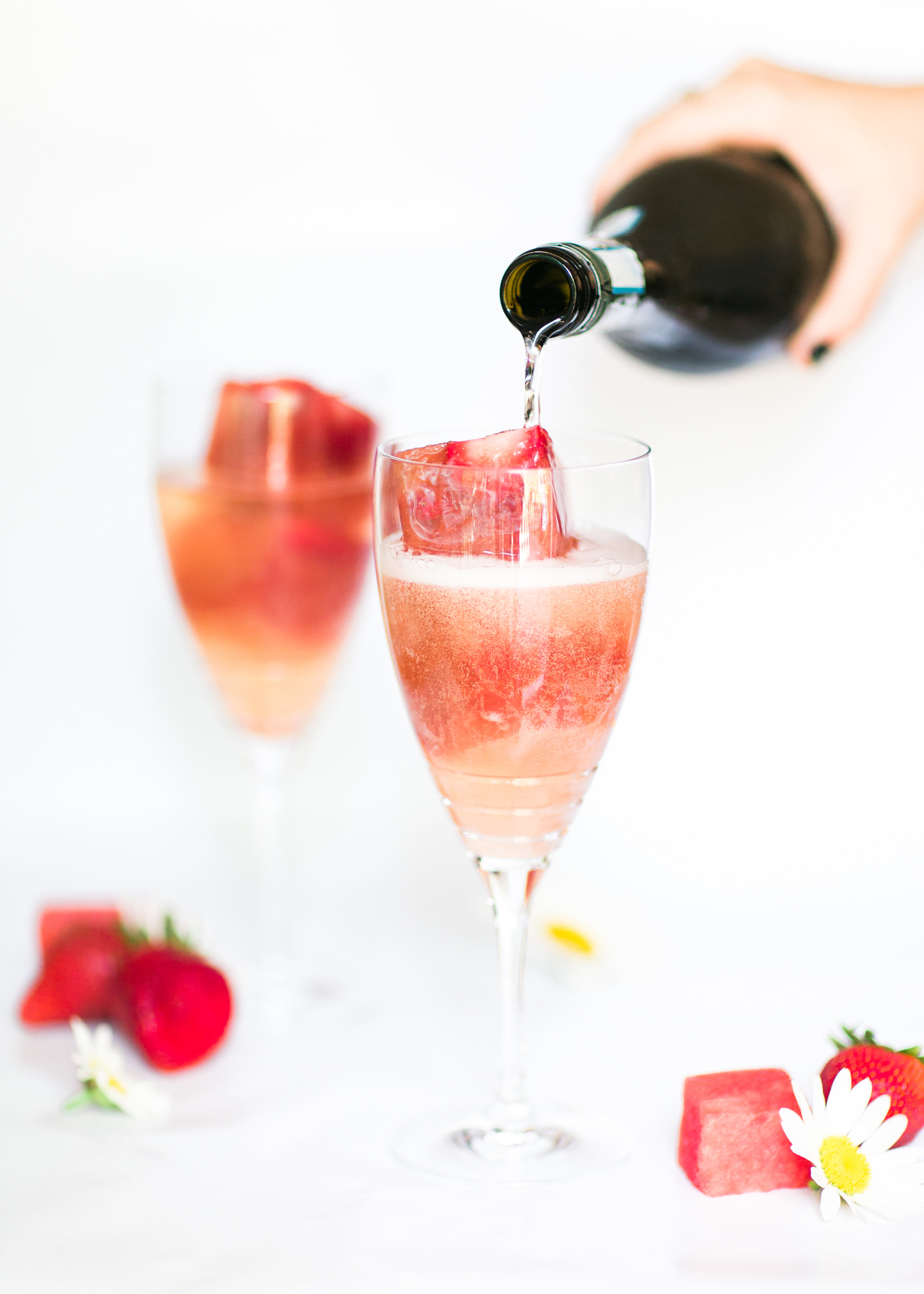 Say hello to your new favorite summer spritzer, made with prosecco and the yummiest giant strawberry watermelon ice cubes. Click through for the recipe. | glitterinc.com | @glitterinc