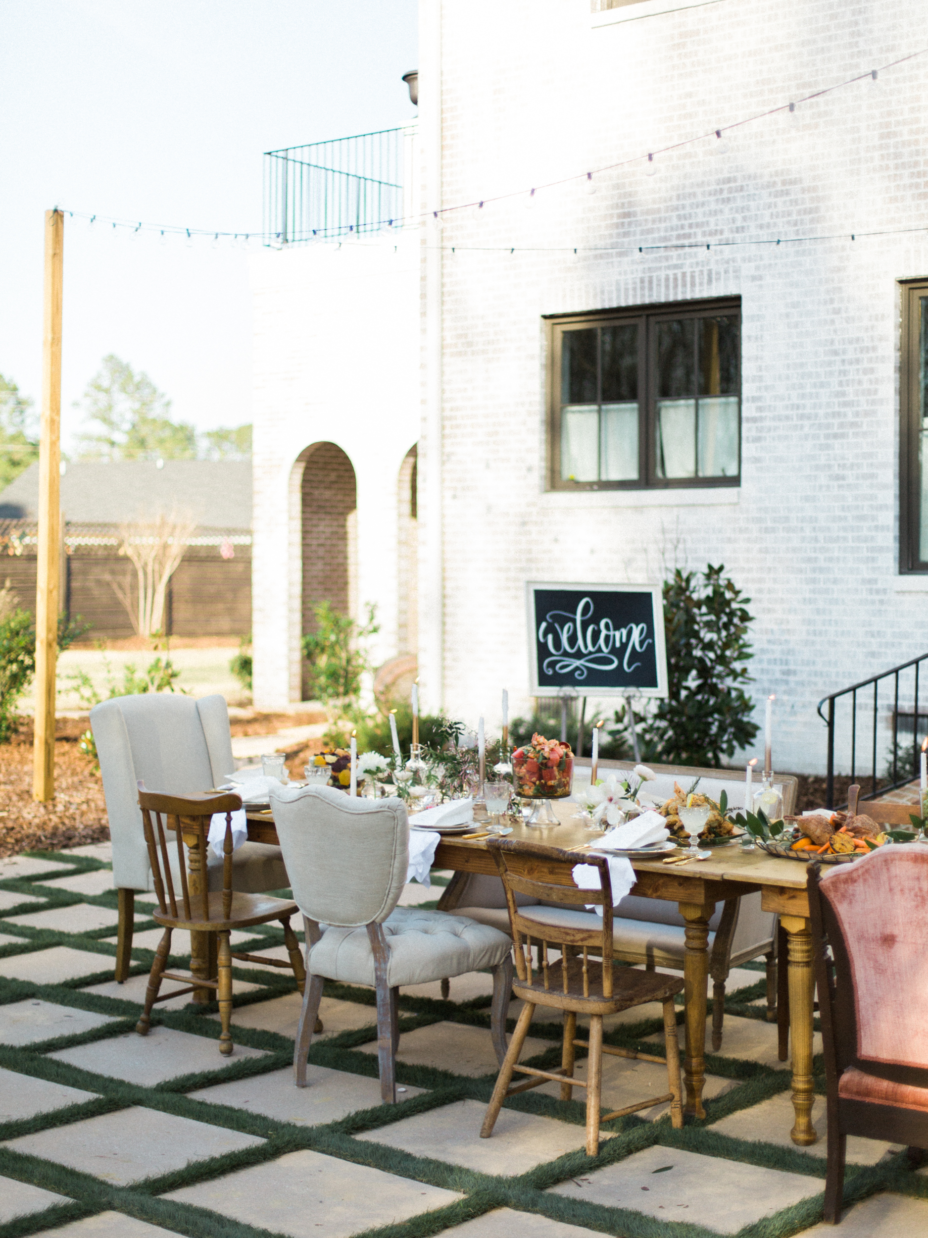 How to Throw a Memorable Outdoor Styled Southern Dinner Party that everyone will love - Behind-the-Scenes of a Styled Shoot #dinnerparty #southerndinnerparty #styledshoot #dinner | glitterinc.com | @glitterinc