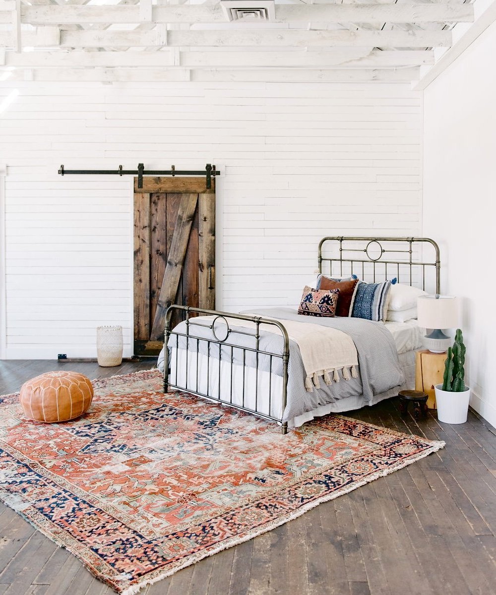 Your New Favorite Bohemian Home Décor Site: Loom + Kiln (Persian Rug in a Bohemian Bedroom)