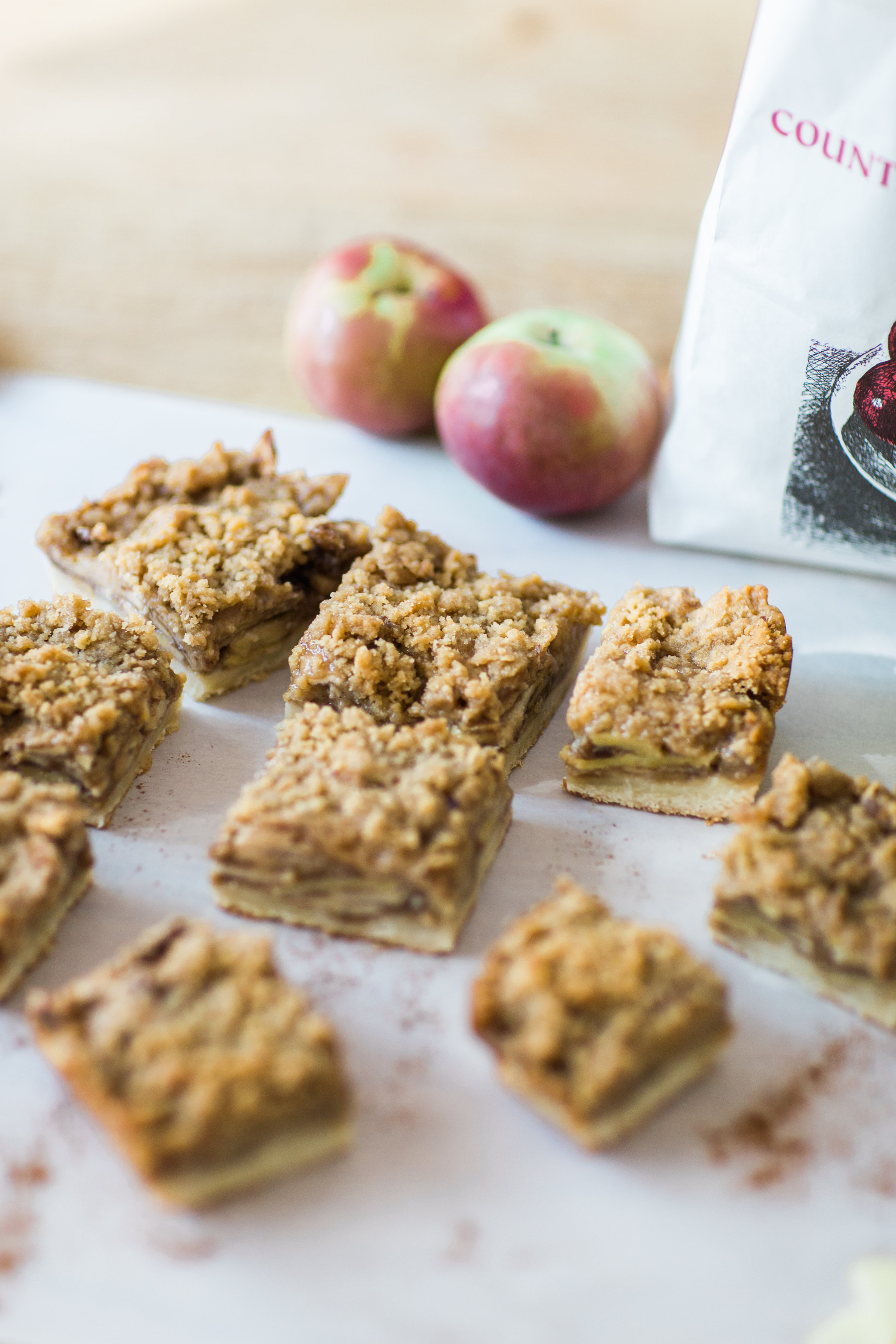 How to Make the Most Amazing Apple Crisp Shortbread Bars. Click through for the recipe. | glitterinc.com | @glitterinc