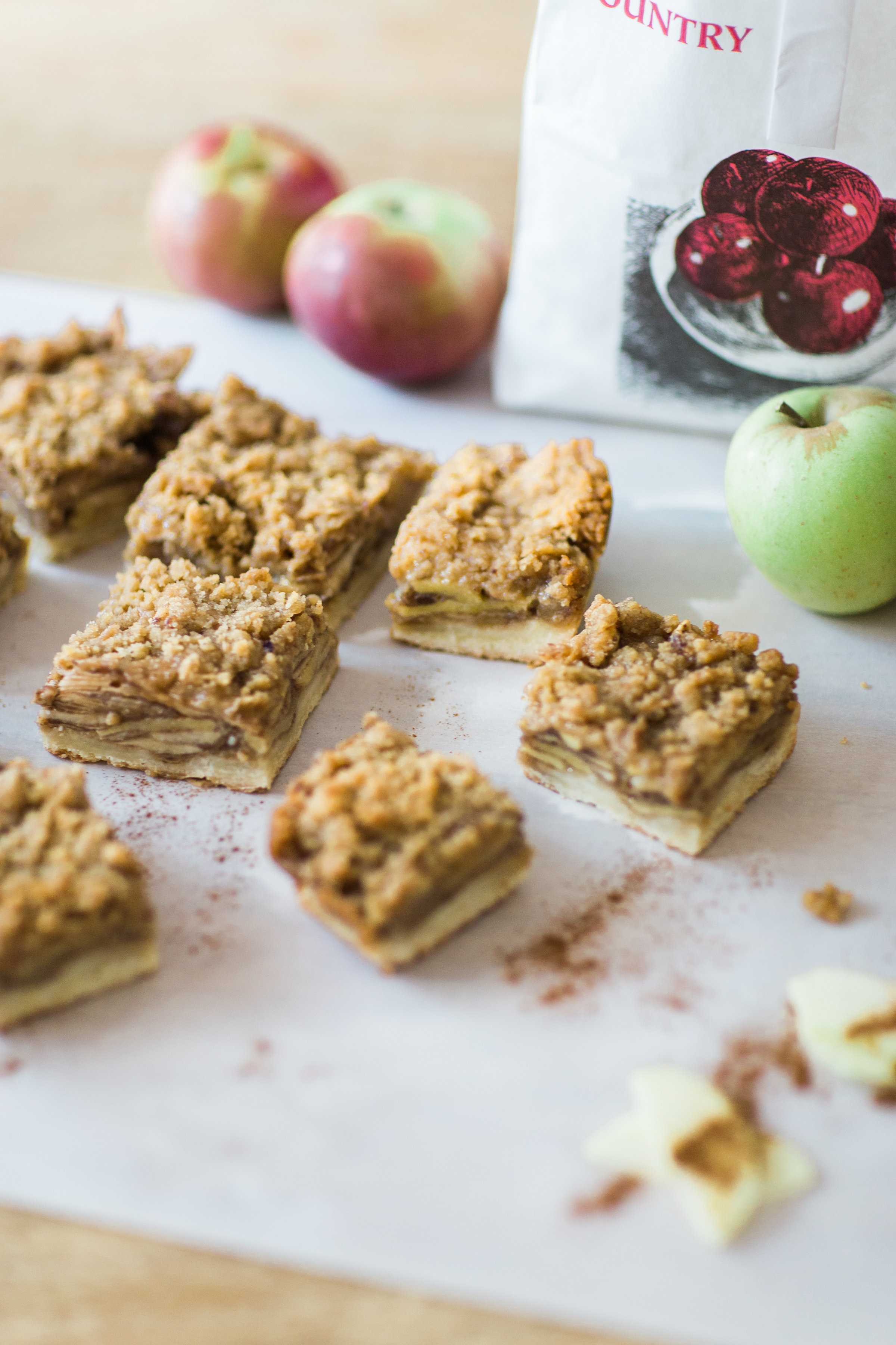 How to Make the Most Amazing Apple Crisp Shortbread Bars. Click through for the recipe. | glitterinc.com | @glitterinc