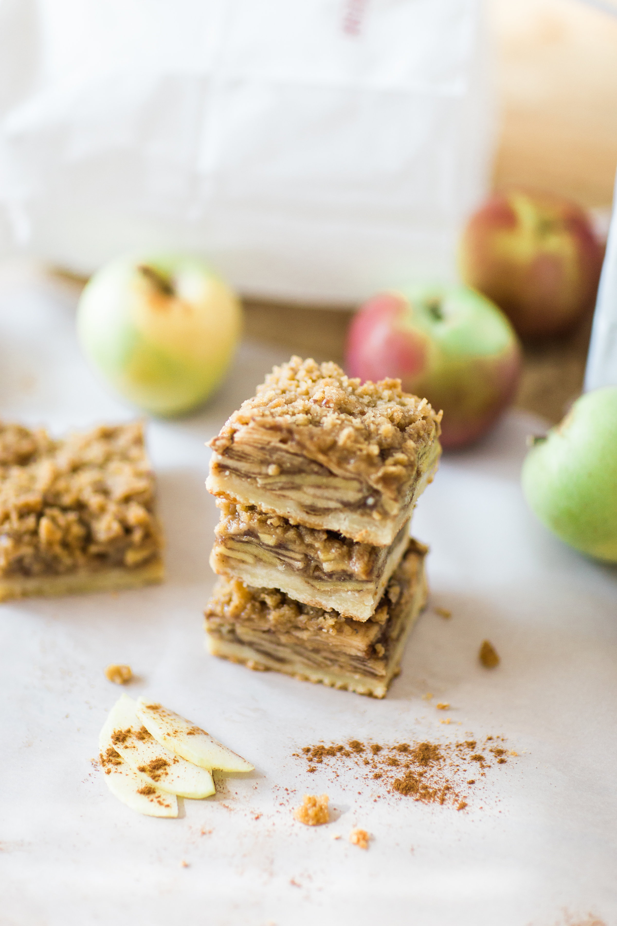 How to Make the Most Amazing Apple Crisp Shortbread Bars. Click through for the recipe. | glitterinc.com | @glitterinc