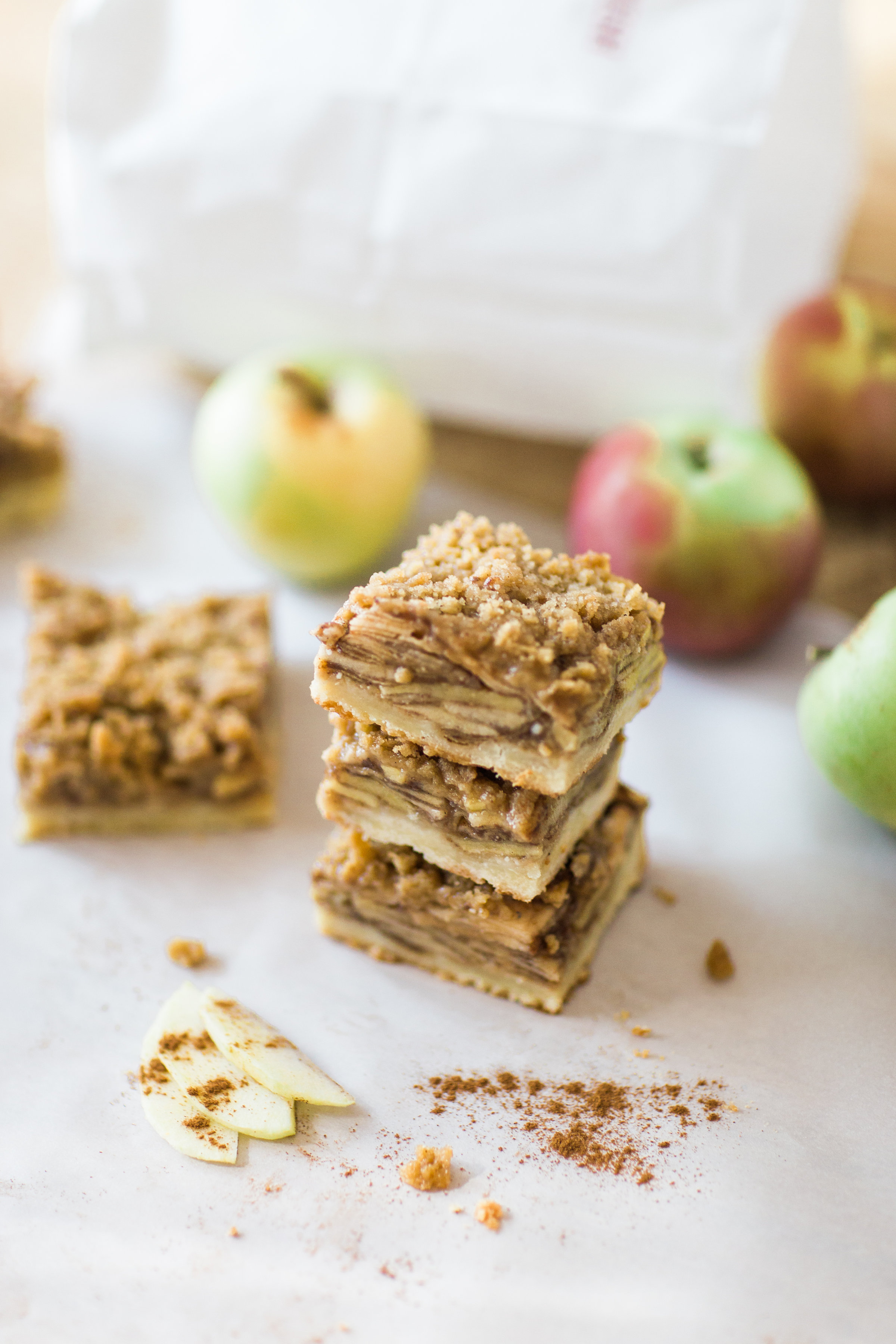 How to Make the Most Amazing Apple Crisp Shortbread Bars. Click through for the recipe. | glitterinc.com | @glitterinc