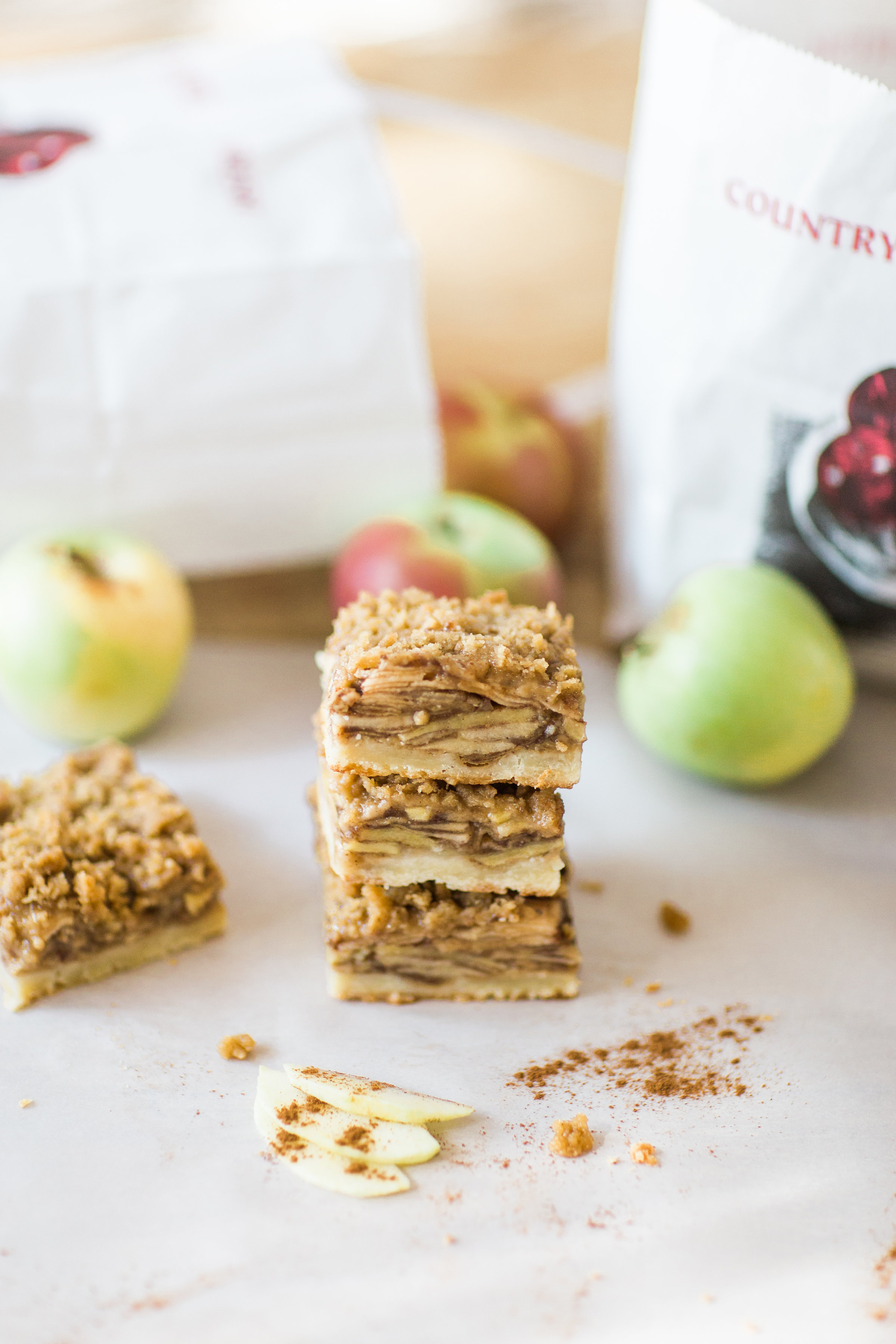 How to Make the Most Amazing Apple Crisp Shortbread Bars. Click through for the recipe. | glitterinc.com | @glitterinc