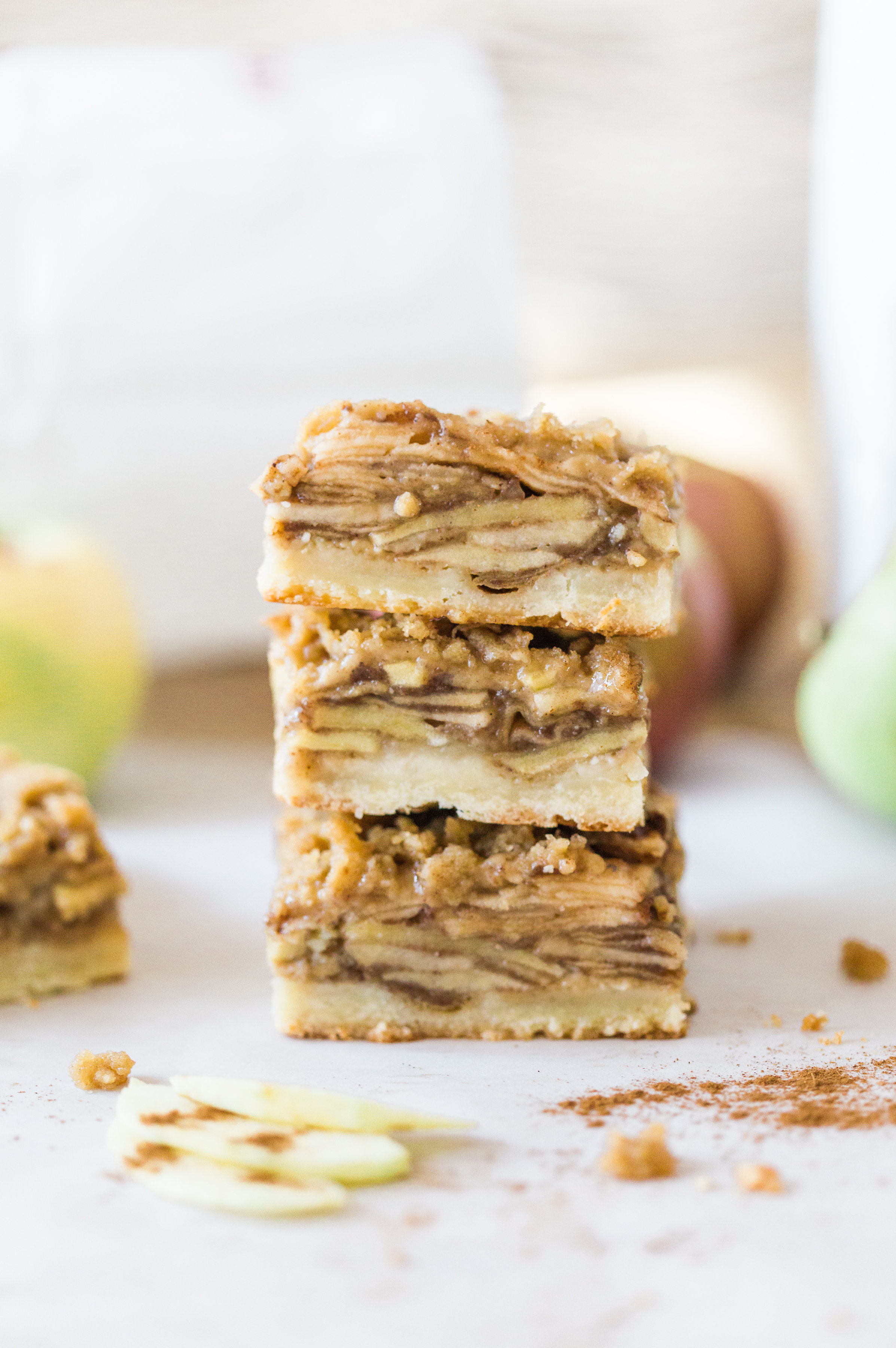 How to Make the Most Amazing Apple Crisp Shortbread Bars. Click through for the recipe. | glitterinc.com | @glitterinc