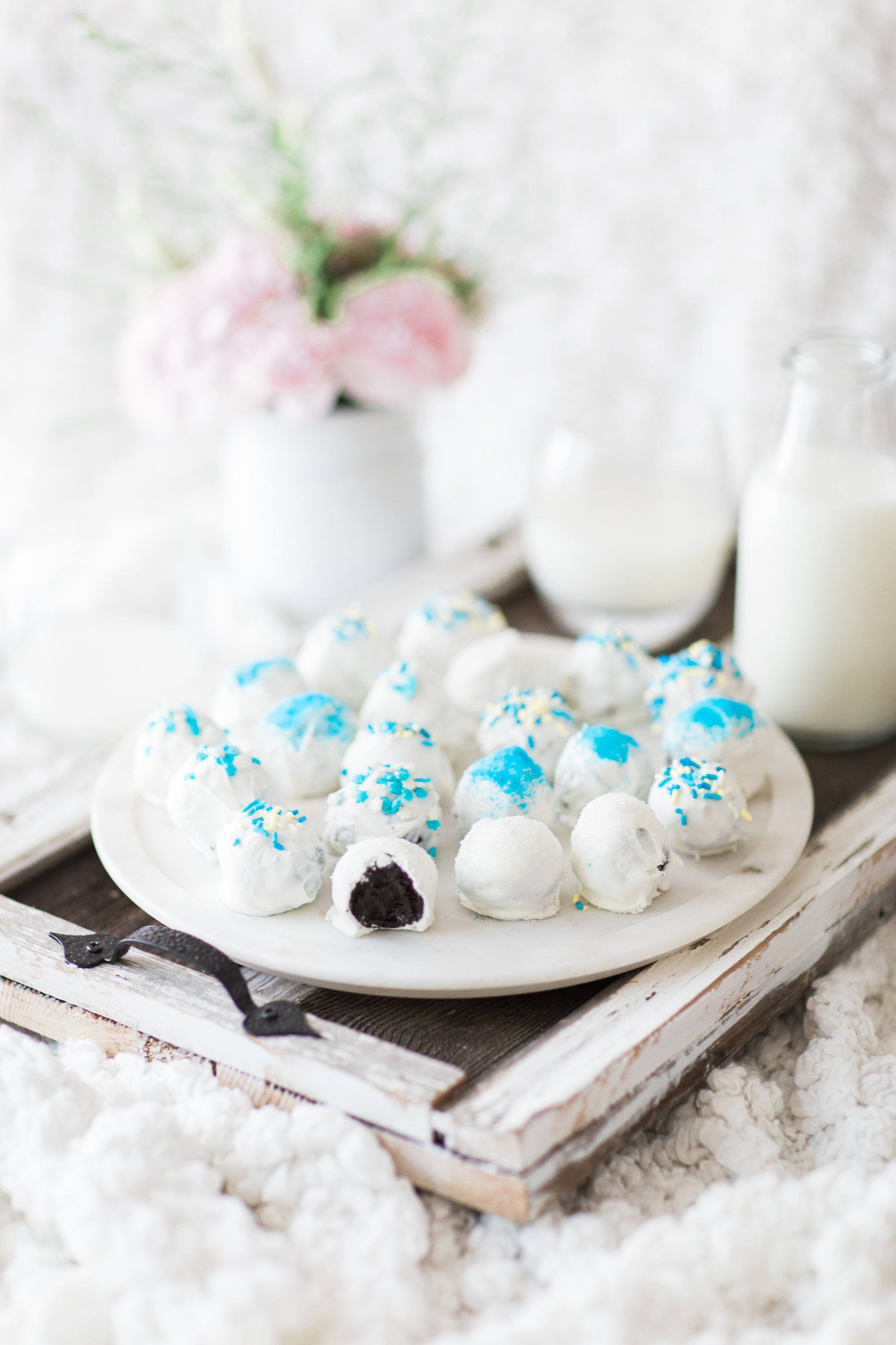 How to Make Hanukkah OREO Cookie Balls. Click through for the easy Holiday recipe. | glitterinc.com | @glitterinc