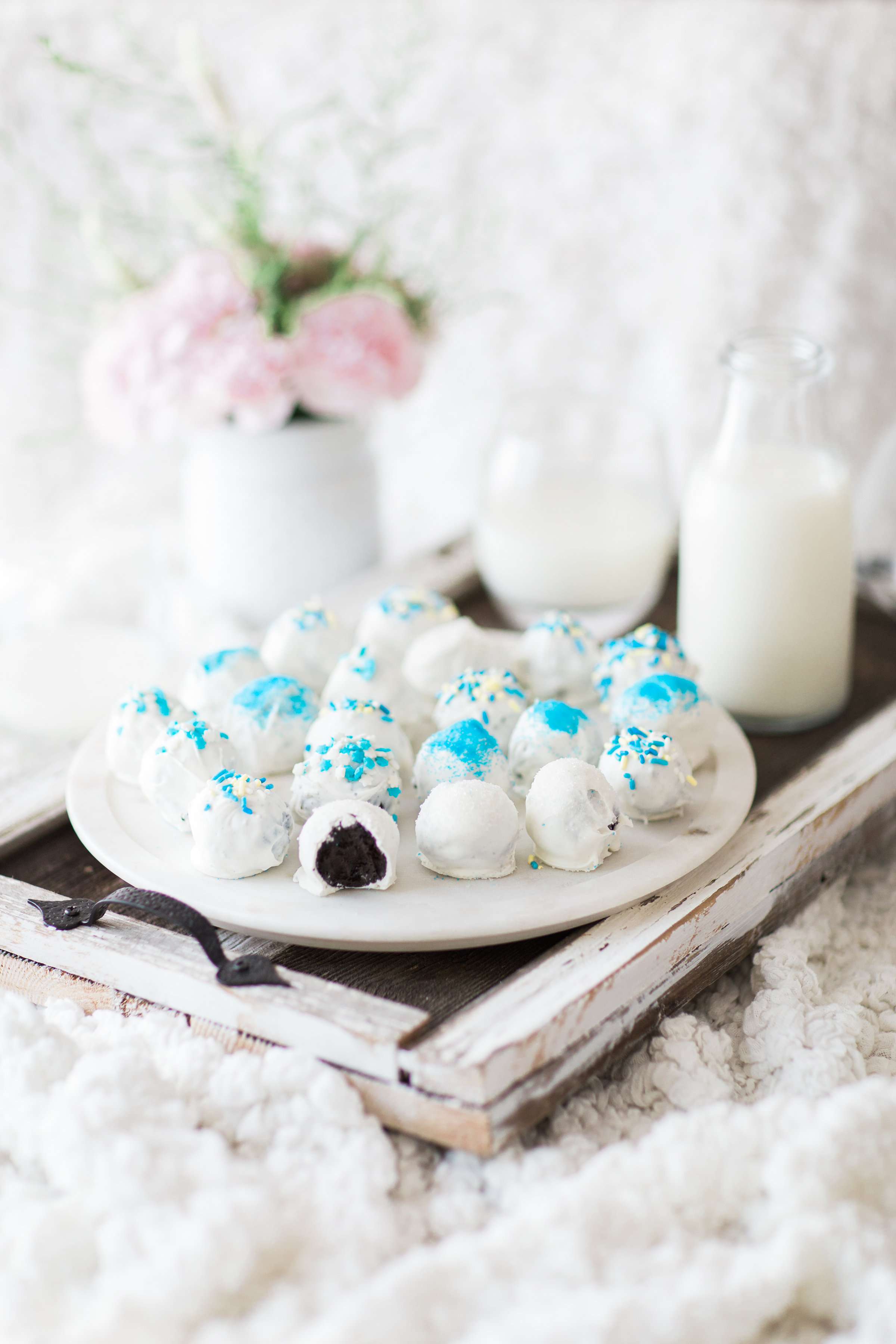 How to Make Hanukkah OREO Cookie Balls. Click through for the easy Holiday recipe. | glitterinc.com | @glitterinc