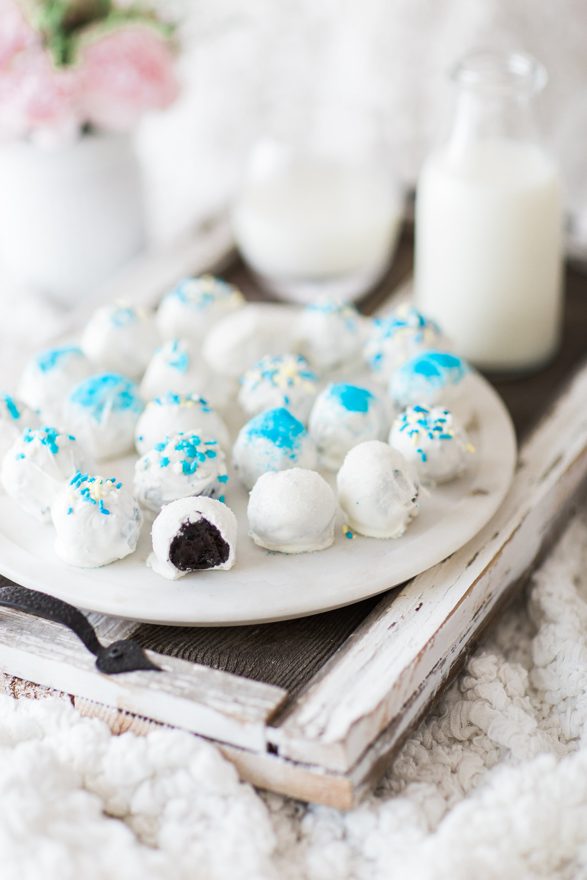 How to Make Hanukkah OREO Cookie Balls. Click through for the easy Holiday recipe. | glitterinc.com | @glitterinc