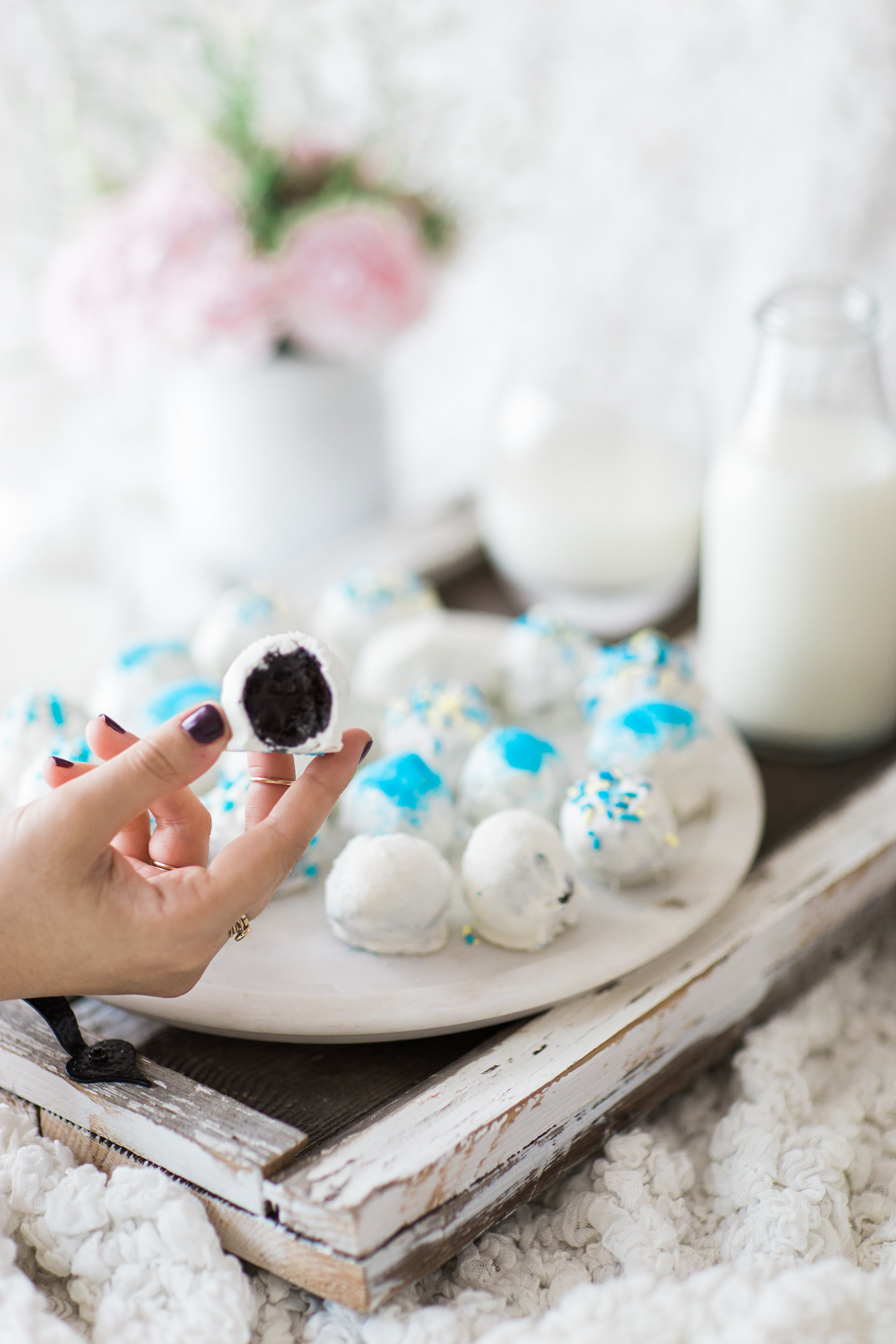 How to Make Hanukkah OREO Cookie Balls. Click through for the easy Holiday recipe. | glitterinc.com | @glitterinc