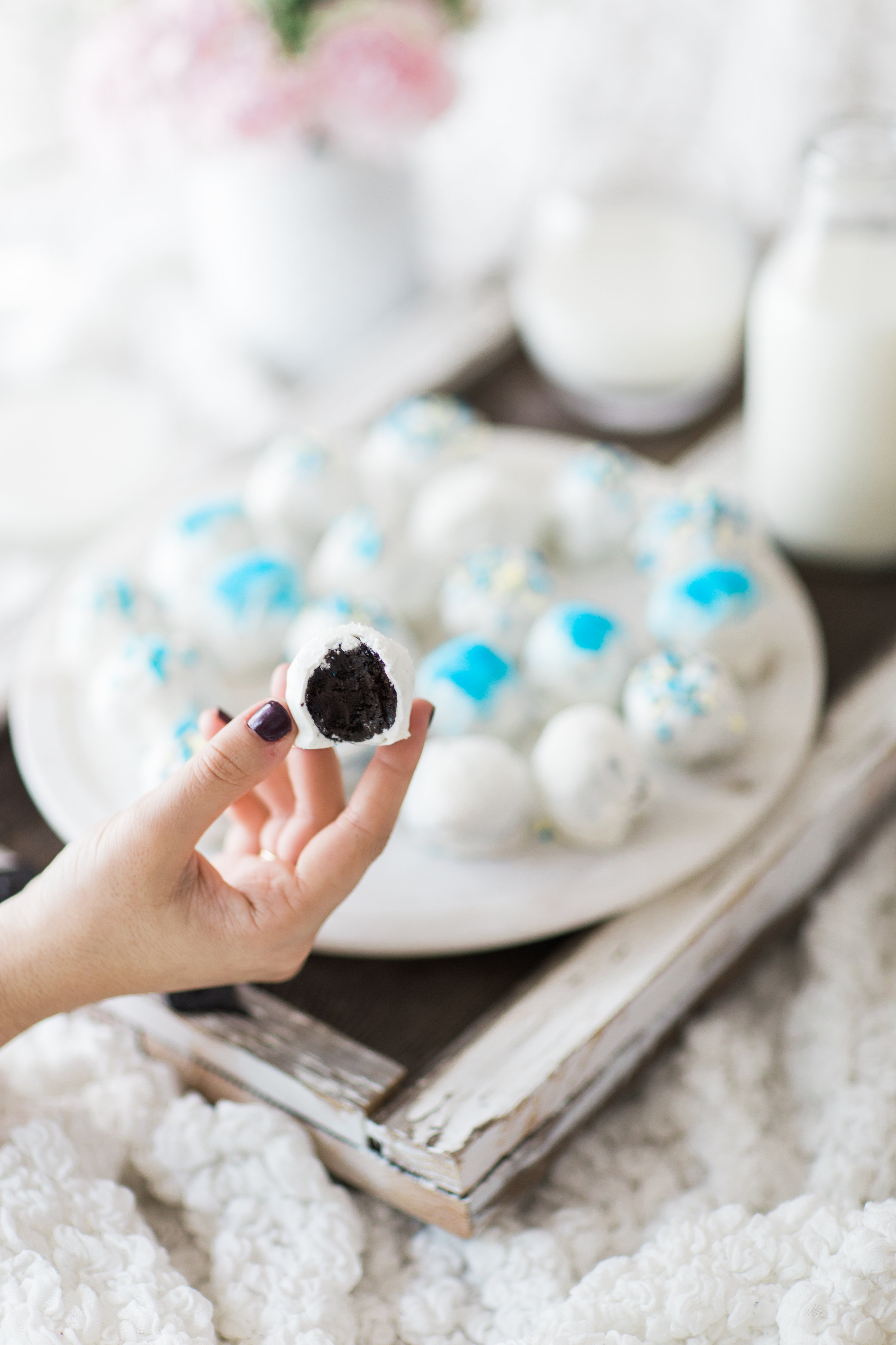 How to Make Hanukkah OREO Cookie Balls. Click through for the easy Holiday recipe. | glitterinc.com | @glitterinc