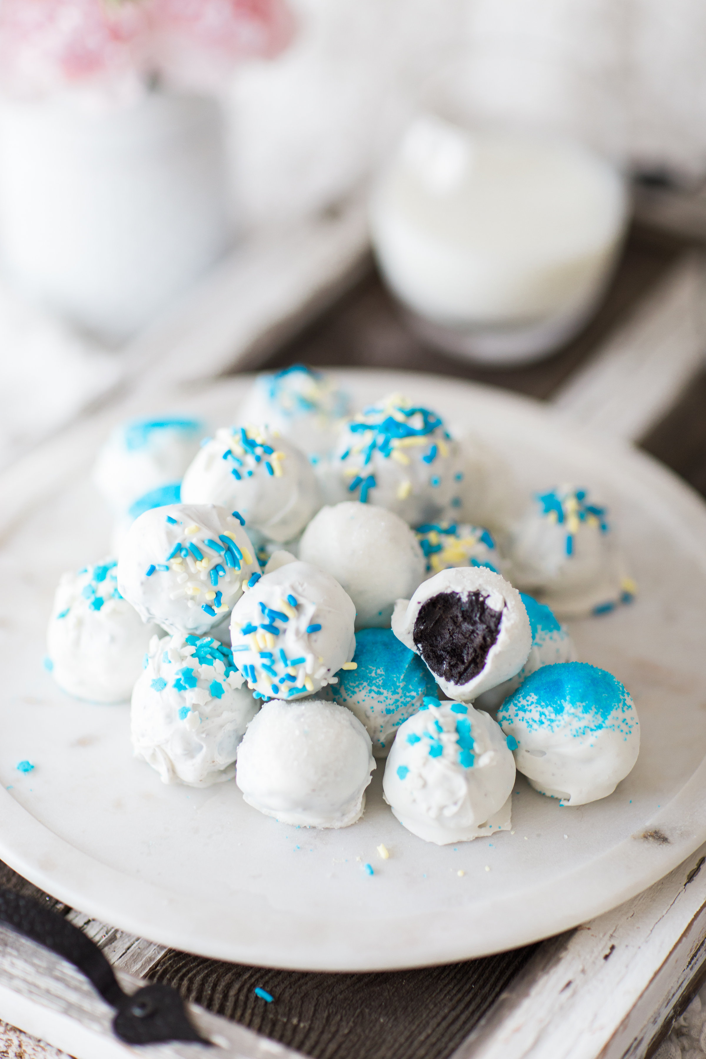 How to Make Hanukkah OREO Cookie Balls. Click through for the easy Holiday recipe. | glitterinc.com | @glitterinc