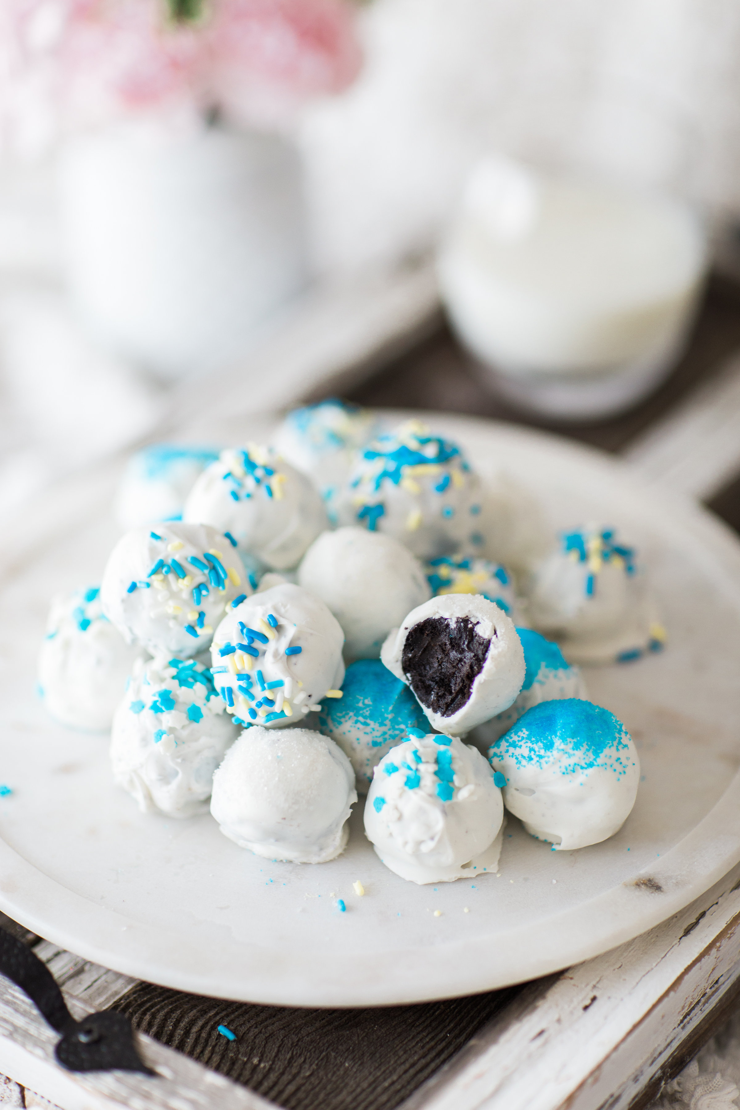 How to Make Hanukkah OREO Cookie Balls. Click through for the easy Holiday recipe. | glitterinc.com | @glitterinc