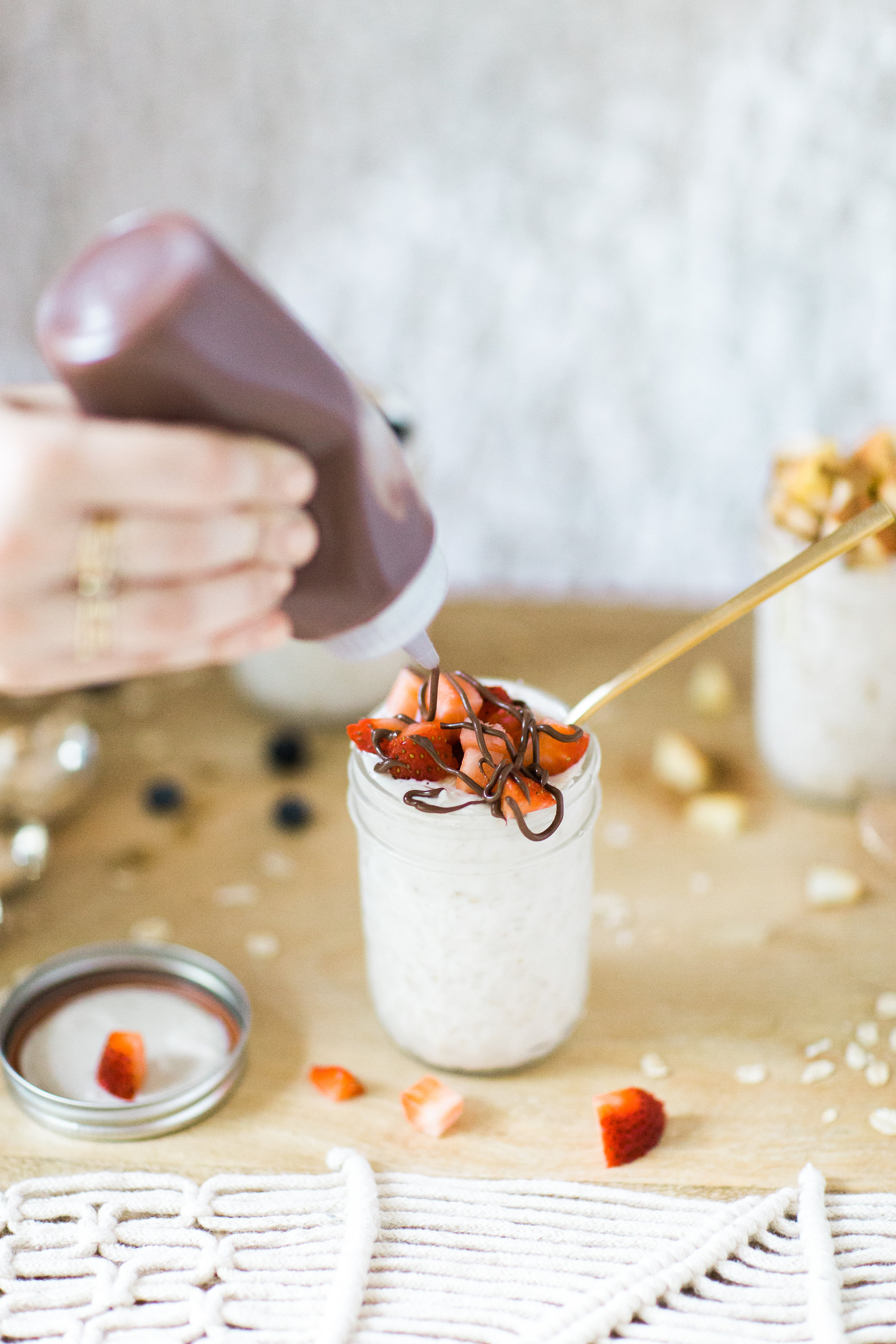 How to make easy overnight oats: three ways! (Your new healthy breakfast obsession.) Click through for the recipe. | glitterinc.com | @glitterinc