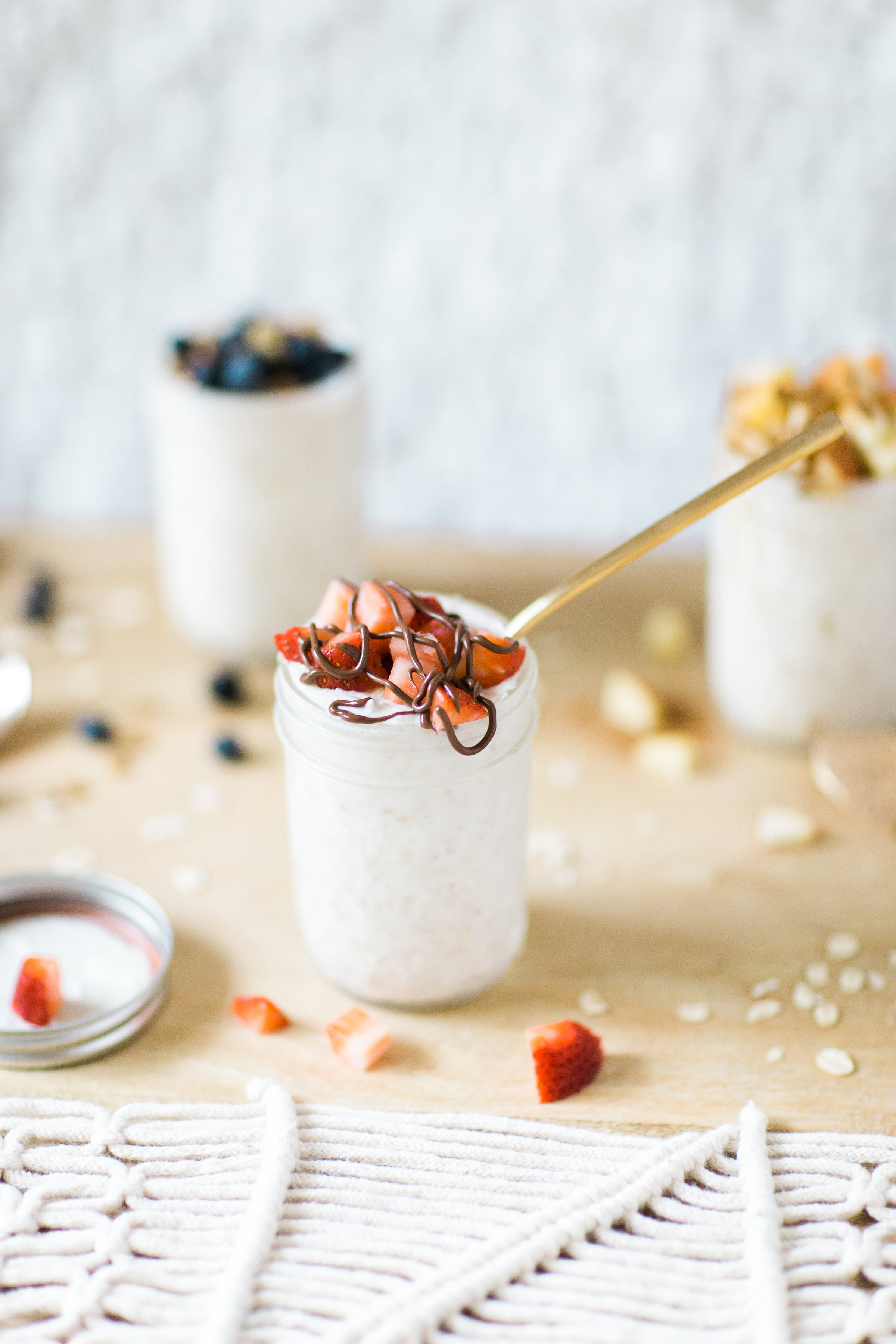 How to make easy overnight oats: three ways! (Your new healthy breakfast obsession.) Click through for the recipe. | glitterinc.com | @glitterinc