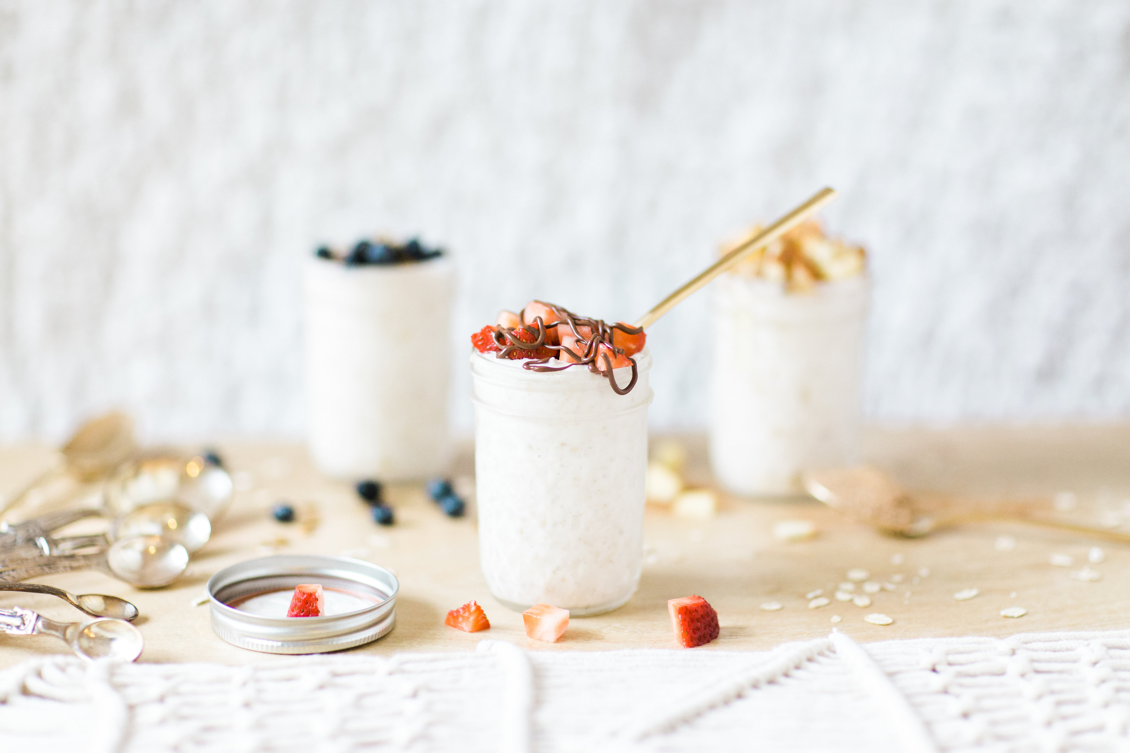 How to make easy overnight oats: three ways! (Your new healthy breakfast obsession.) Click through for the recipe. | glitterinc.com | @glitterinc