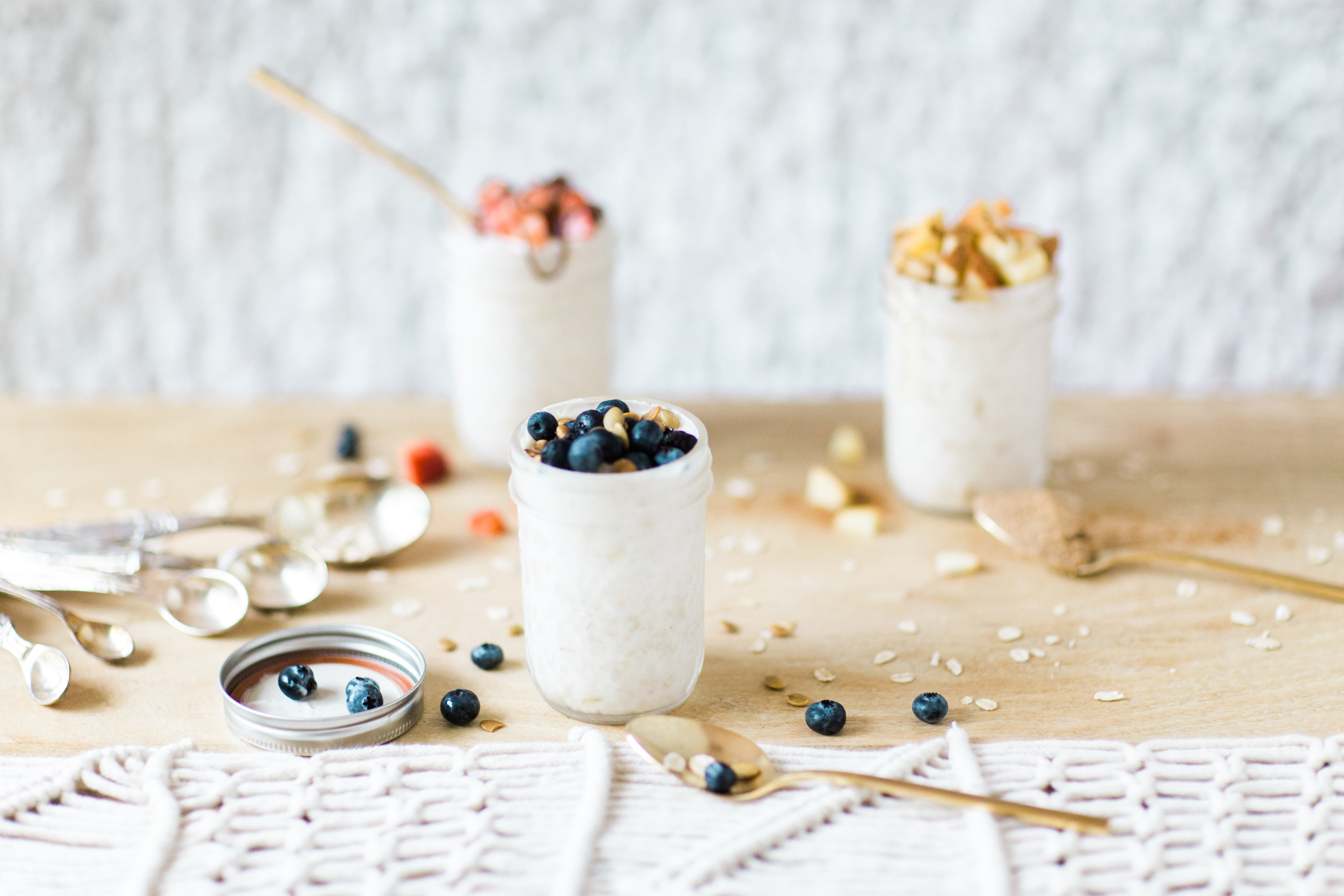 How to make easy overnight oats: three ways! (Your new healthy breakfast obsession.) Click through for the recipe. | glitterinc.com | @glitterinc