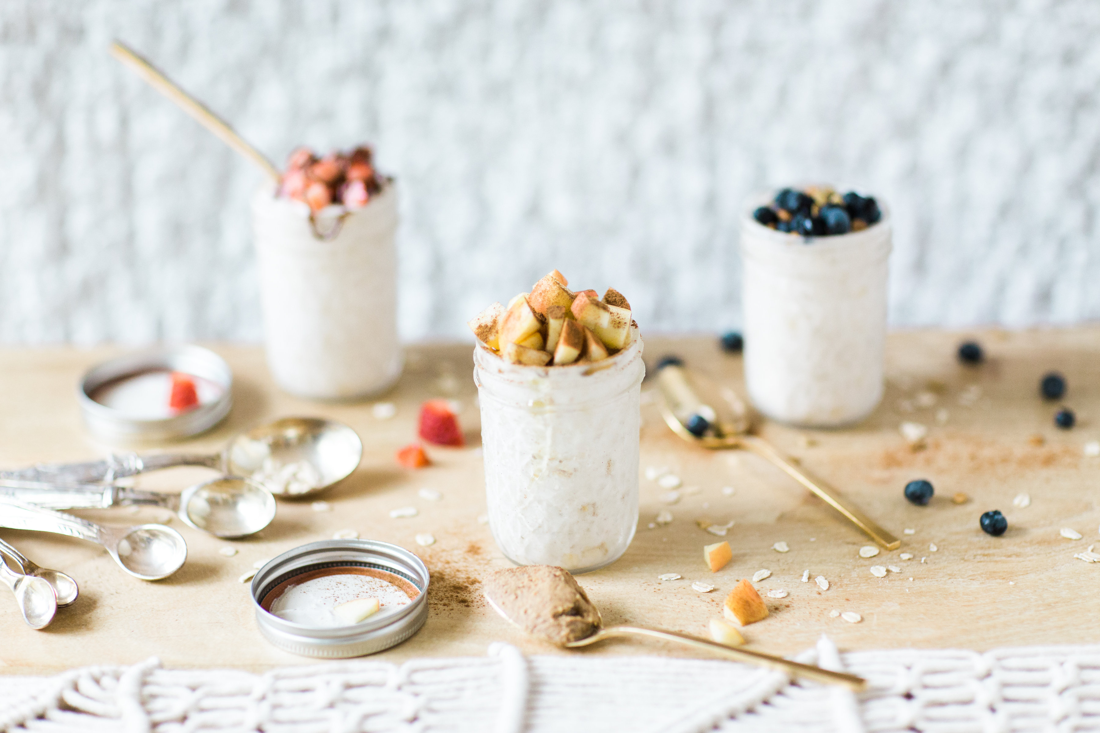 How to make easy overnight oats: three ways! (Your new healthy breakfast obsession.) Click through for the recipe. | glitterinc.com | @glitterinc