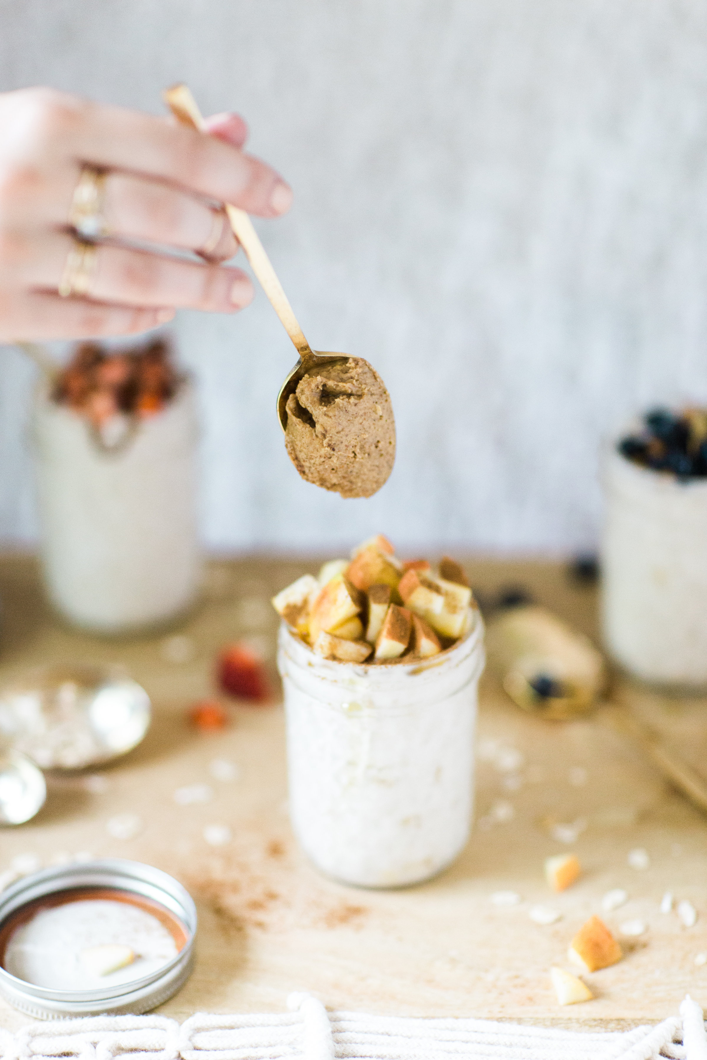 How to make easy overnight oats: three ways! (Your new healthy breakfast obsession.) Click through for the recipe. | glitterinc.com | @glitterinc