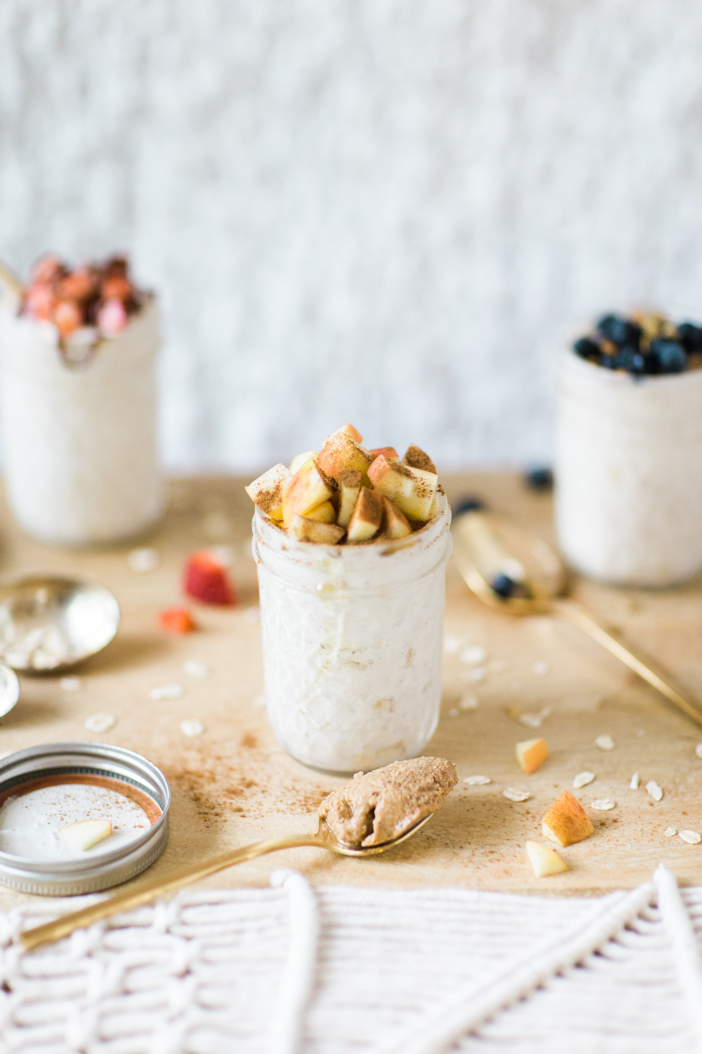 How to make easy overnight oats: three ways! (Your new healthy breakfast obsession.) Click through for the recipe. #overnightoats #breakfast #brunch #easybreakfast | glitterinc.com | @glitterinc