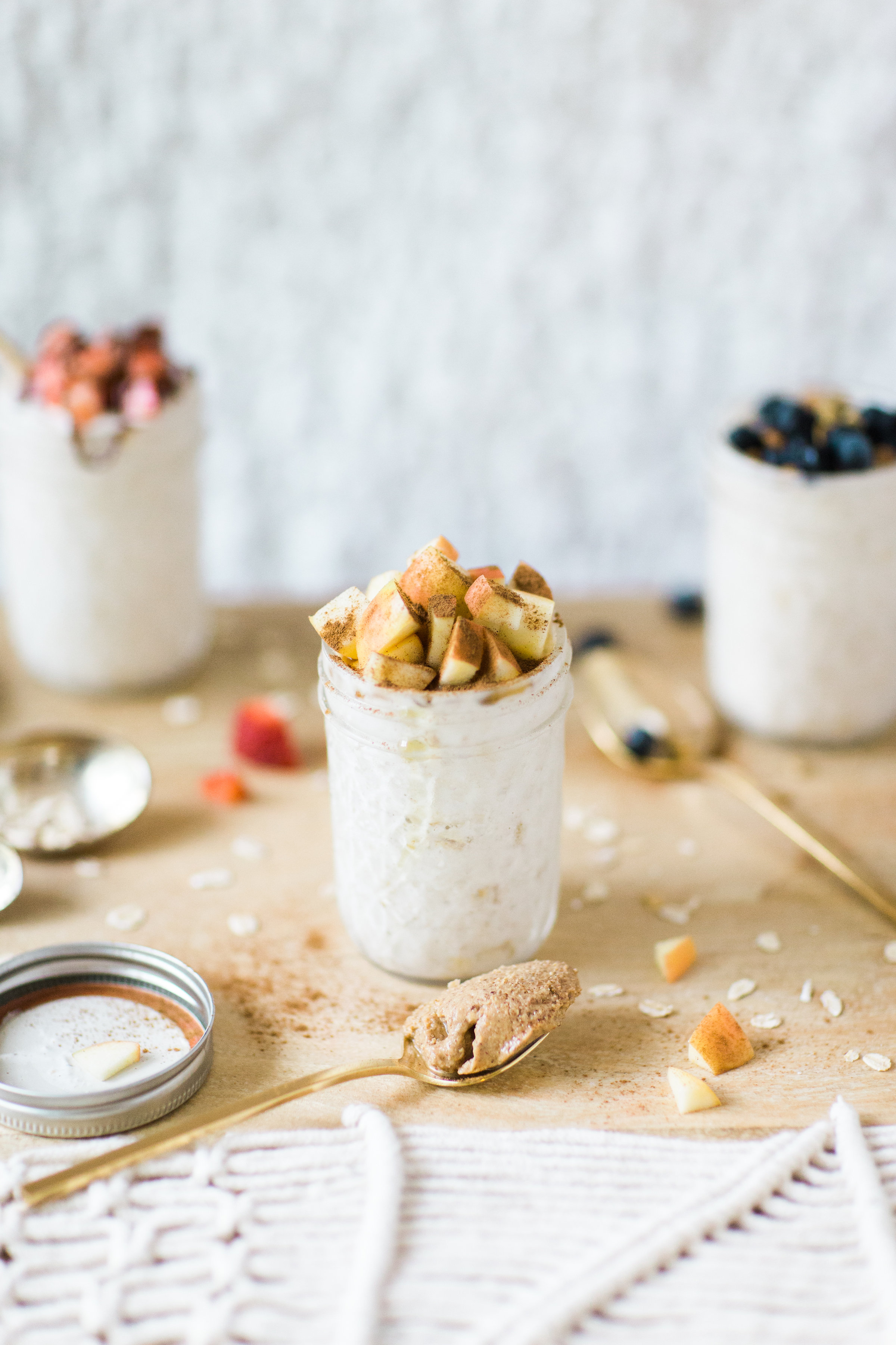 How to make easy overnight oats: three ways! (Your new healthy breakfast obsession.) Click through for the recipe. | glitterinc.com | @glitterinc