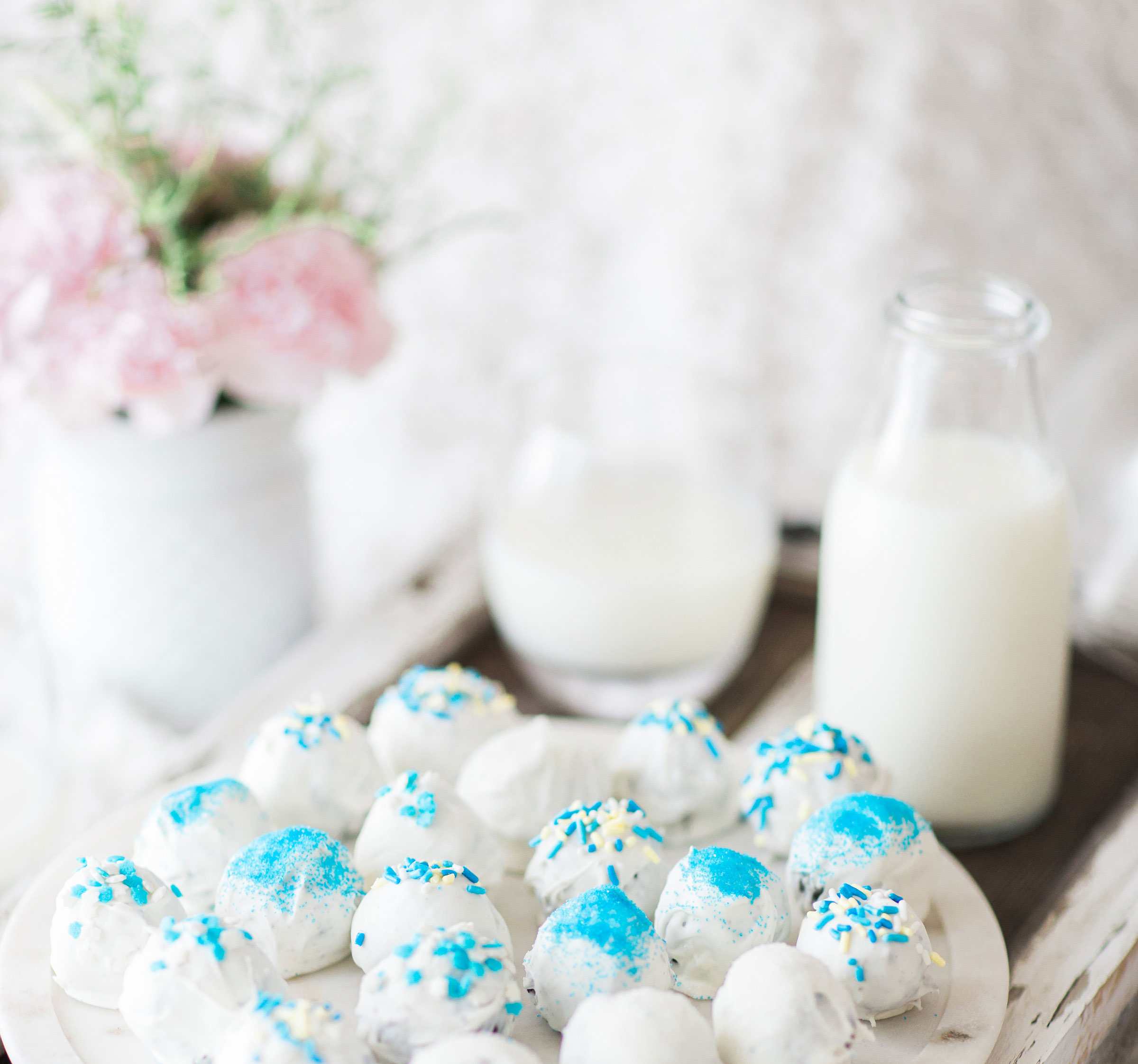 How to Make Hanukkah OREO Cookie Balls. Click through for the easy Holiday recipe. | glitterinc.com | @glitterinc