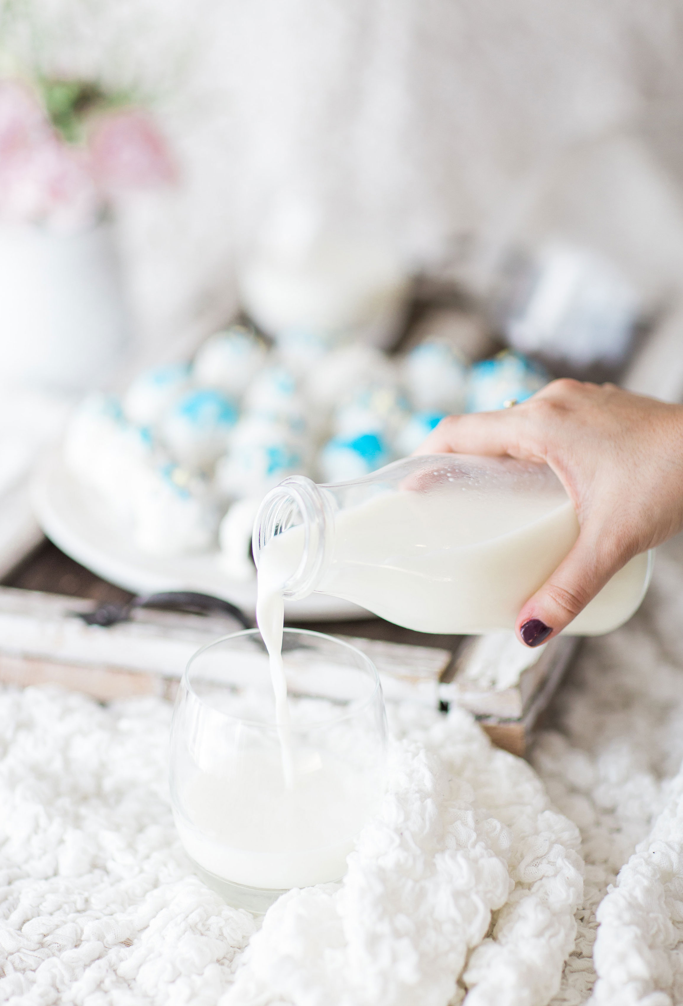 How to Make Hanukkah OREO Cookie Balls. Click through for the easy Holiday recipe. | glitterinc.com | @glitterinc