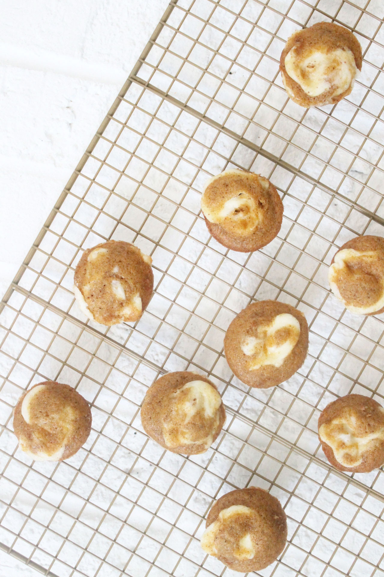 How to make easy and AMAZING pumpkin cheesecake mini swirl muffins. Click through for the details. | glitterinc.com | @glitterinc