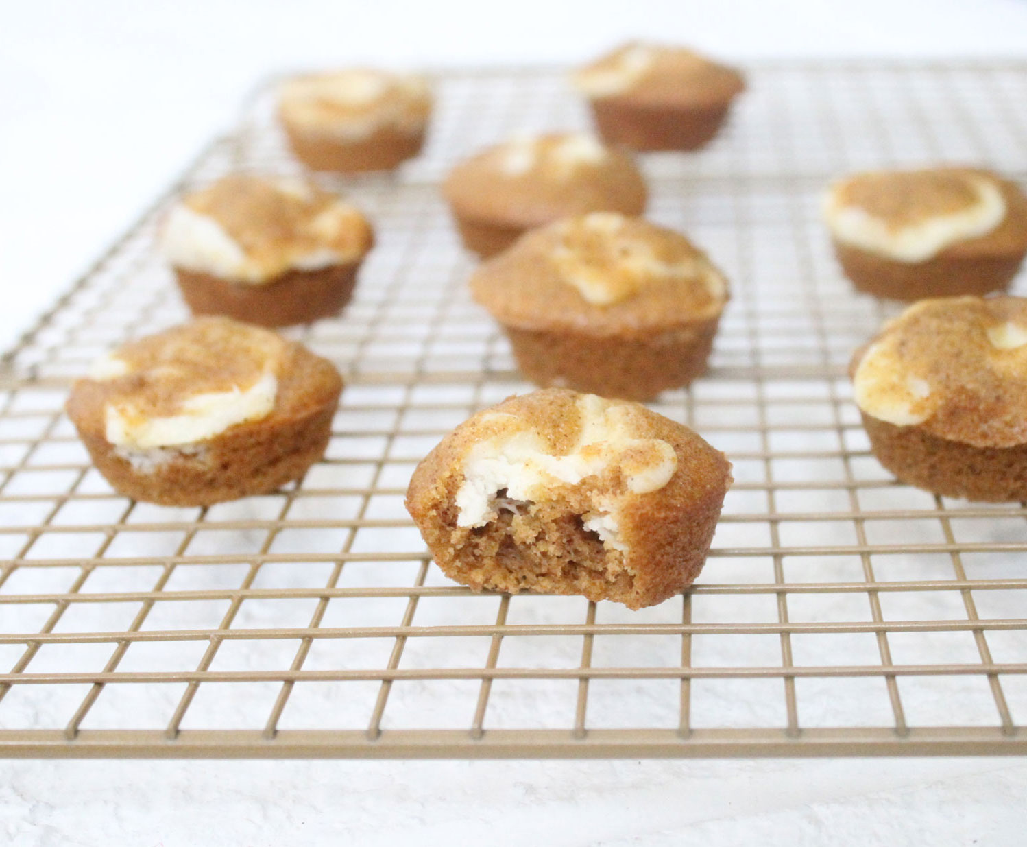 How to make easy and AMAZING pumpkin cheesecake mini swirl muffins. Click through for the details. | glitterinc.com | @glitterinc