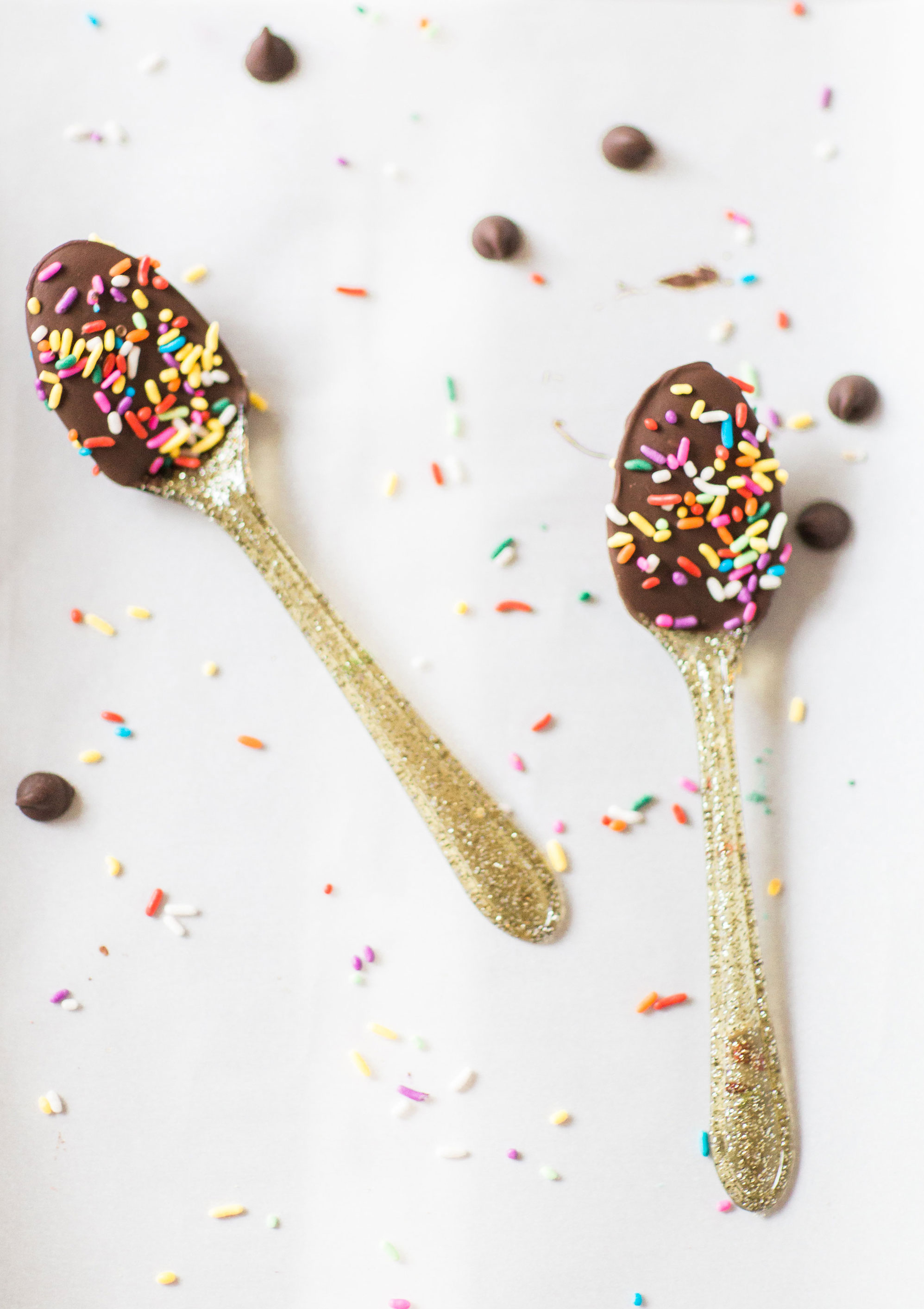 How to make an almond milk chocolate glazed donut coffee with chocolate-dipped sprinkle spoons. Click through for the details. | glitterinc.com | @glitterinc