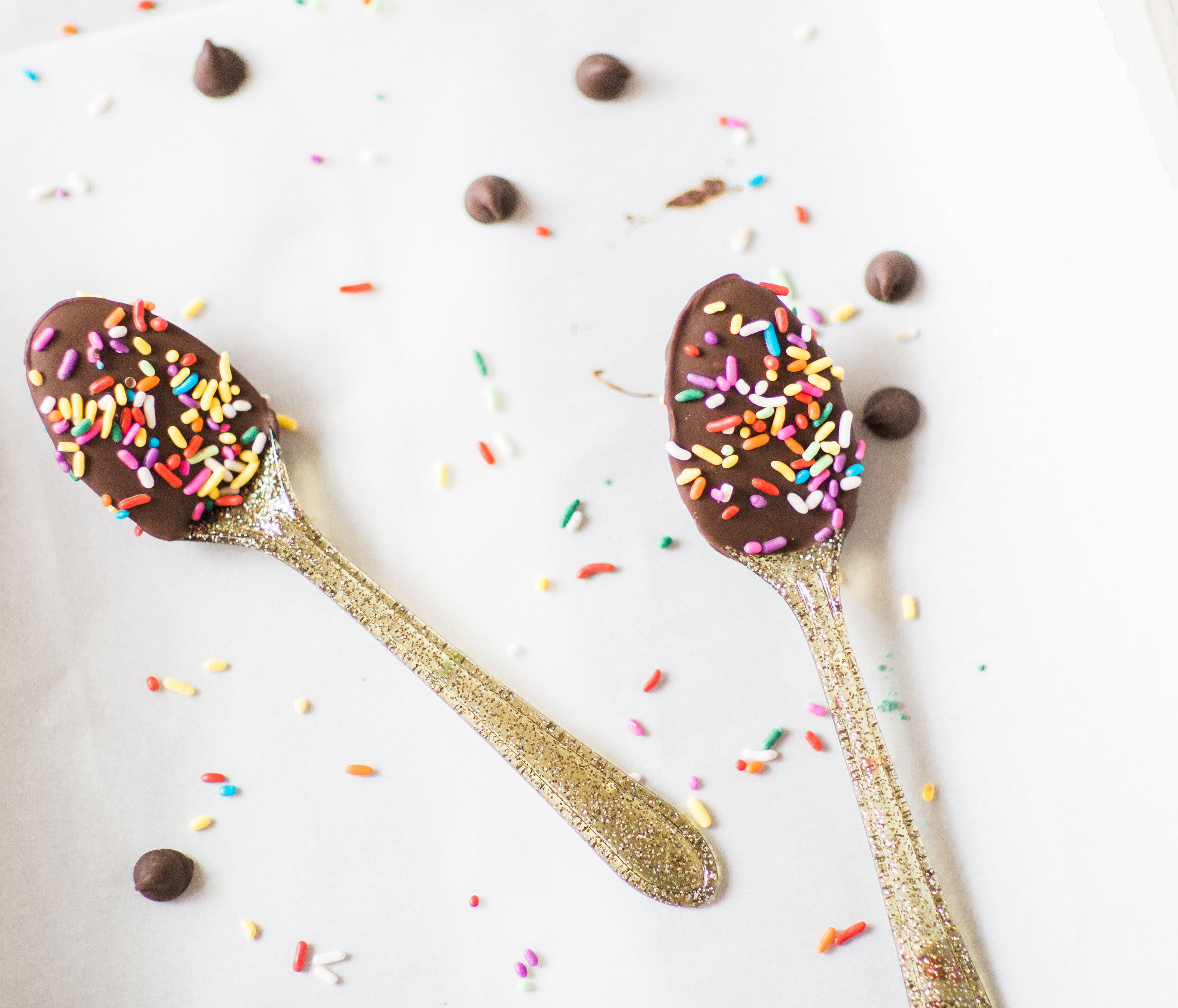 How to make an almond milk chocolate glazed donut coffee with chocolate-dipped sprinkle spoons. Click through for the details. | glitterinc.com | @glitterinc