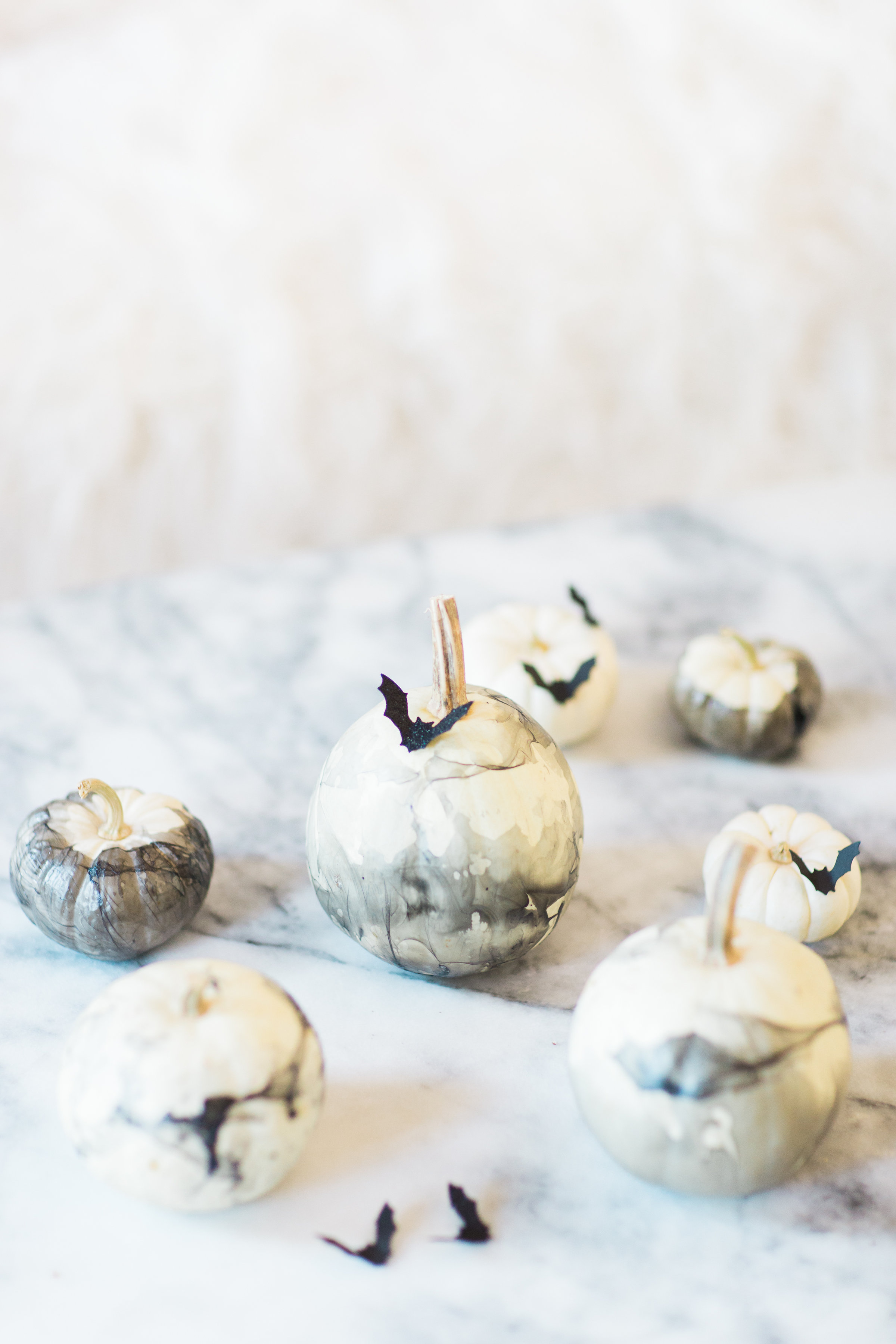 How to make chic and easy DIY marbled pumpkins (perfect for Halloween!) Click through for the details. | glitterinc.com | @glitterinc