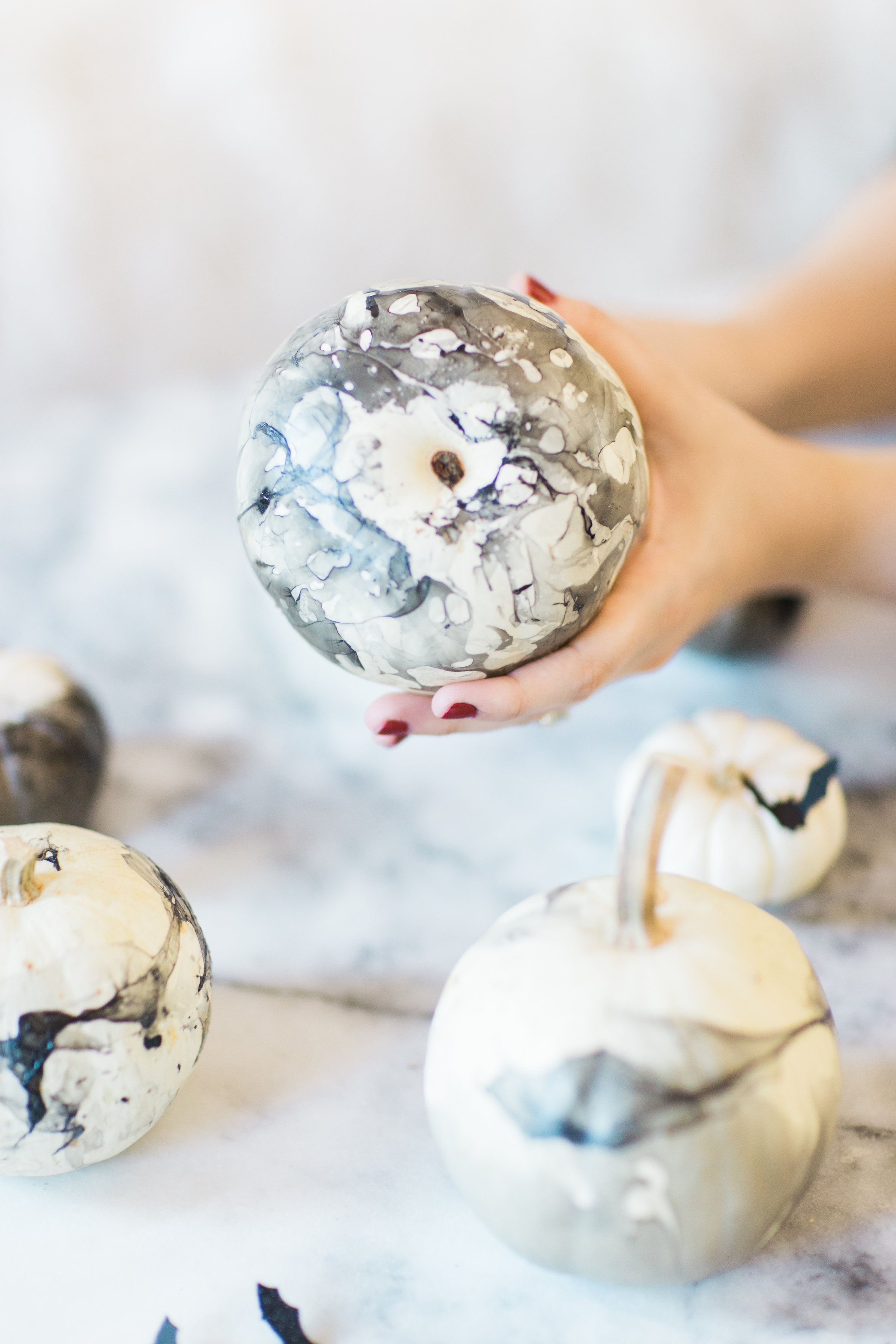 How to make chic and easy DIY marbled pumpkins (perfect for Halloween!) Click through for the details. | glitterinc.com | @glitterinc