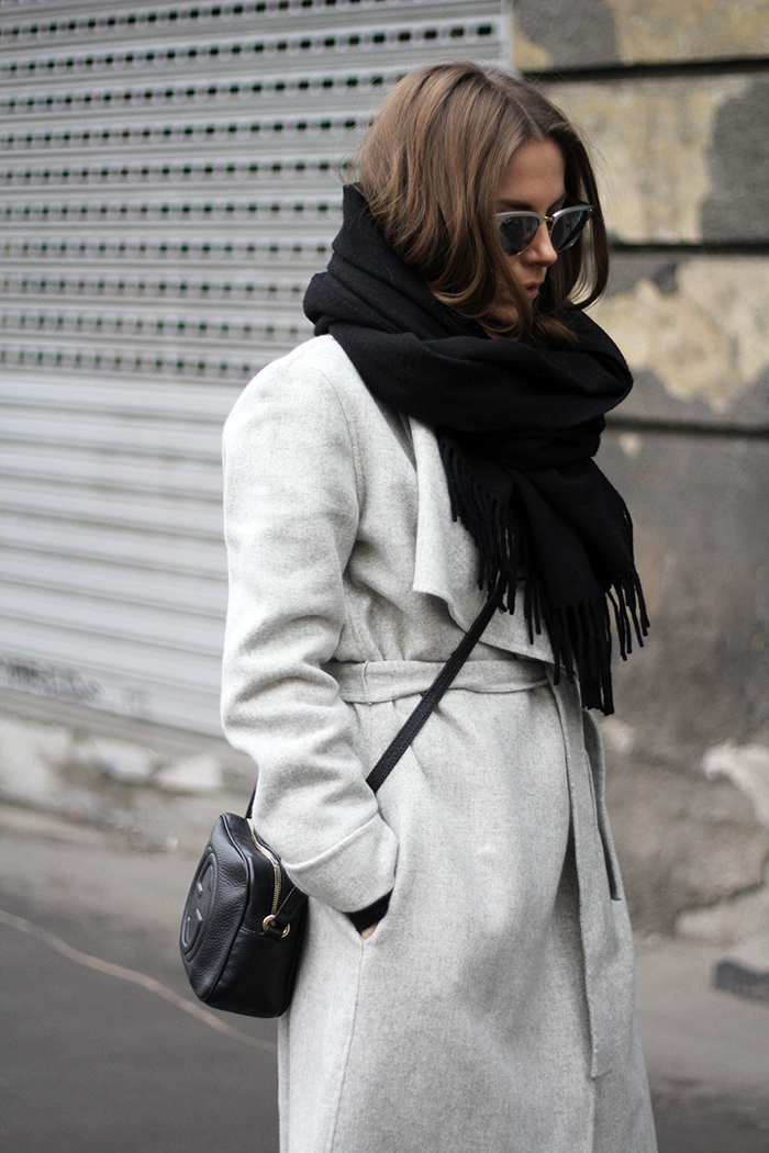 23 Awesome Outfits With Gray Scarves - Styleoholic