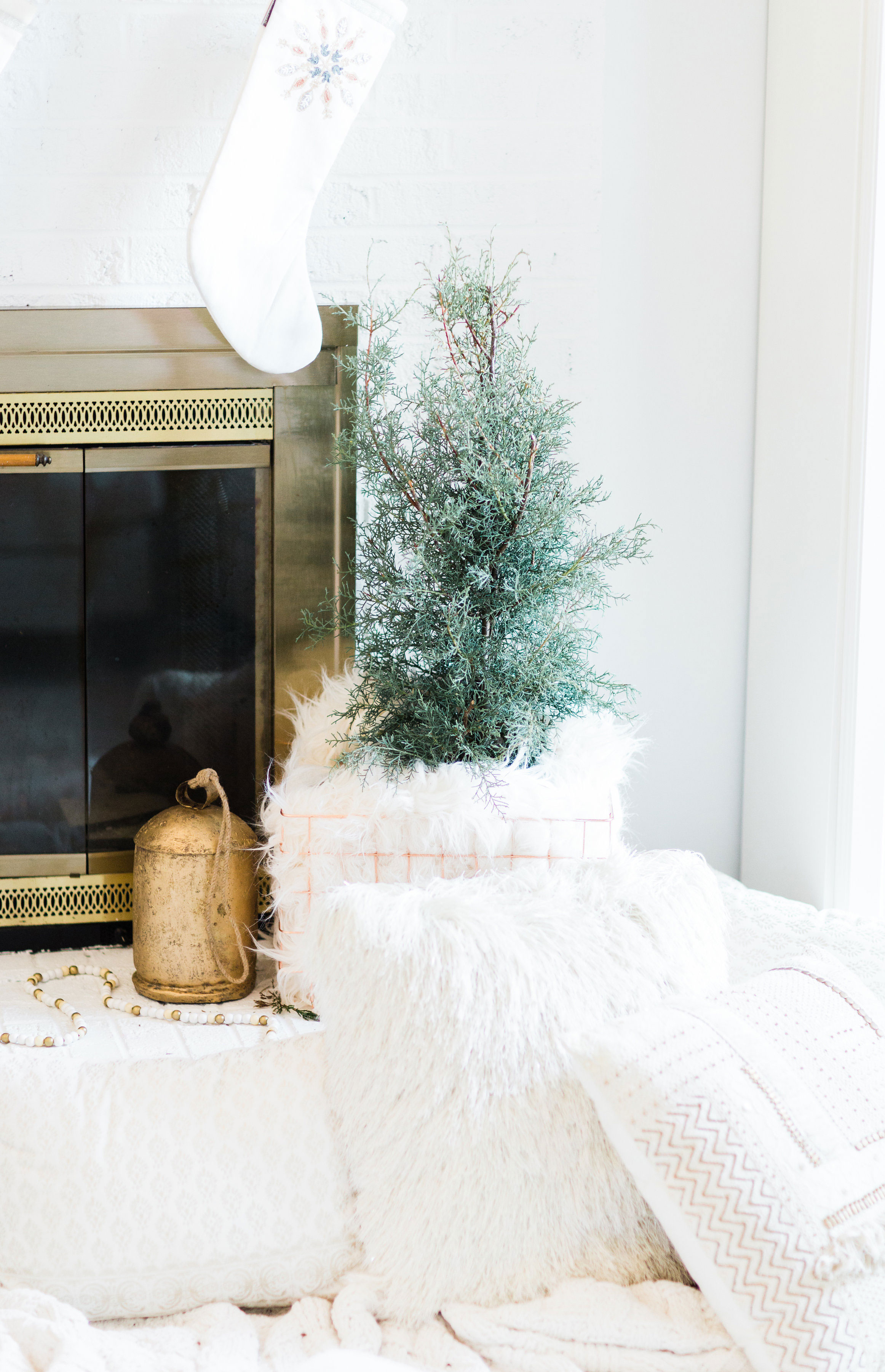 How to Transition Your Décor From the Holidays to New Years Eve. Click through for the festive details. | glitterinc.com | @glitterinc