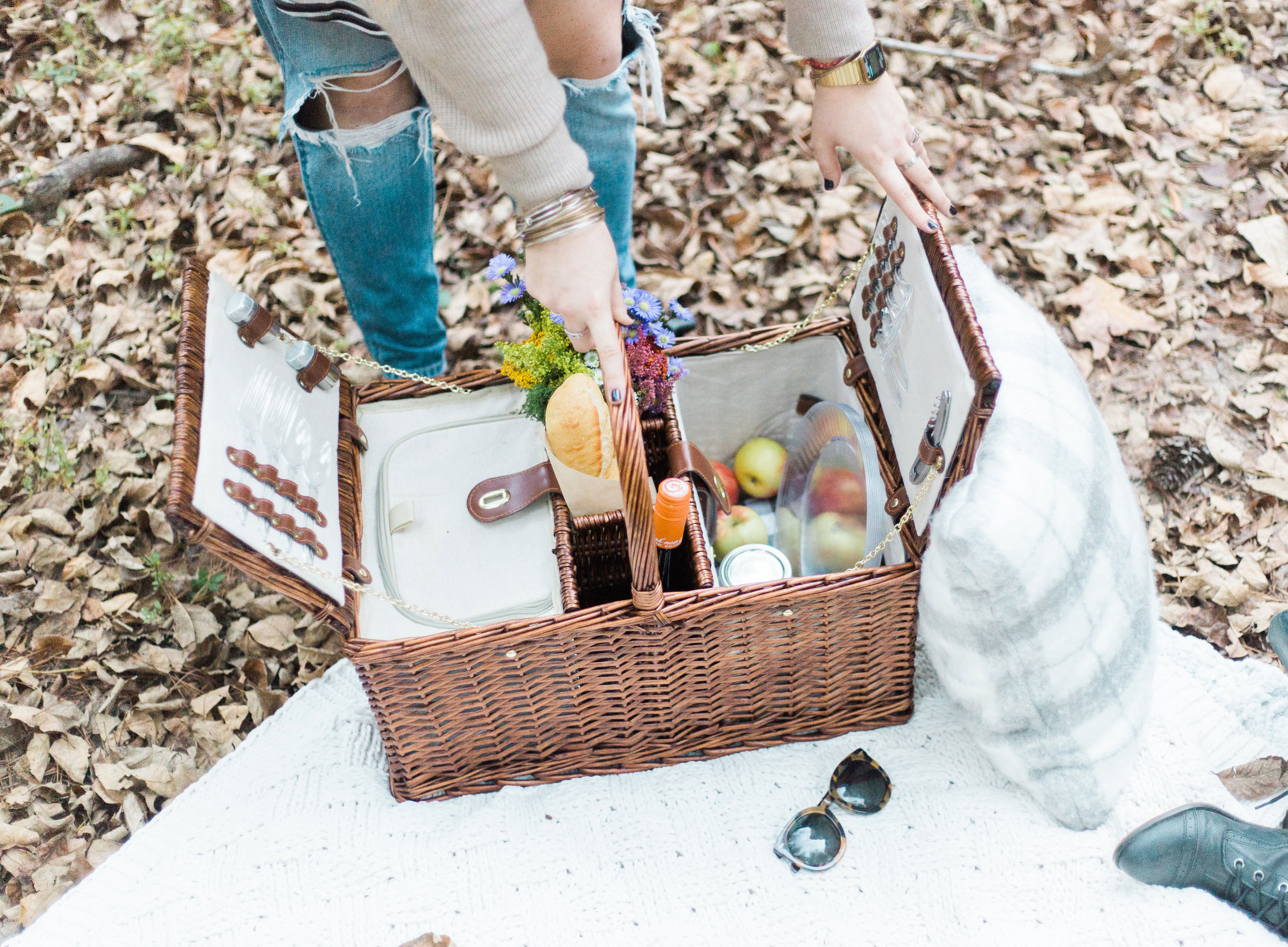 How to Throw a Picnic This Holiday Season. Click through for the details. | glitterinc.com | @glitterinc