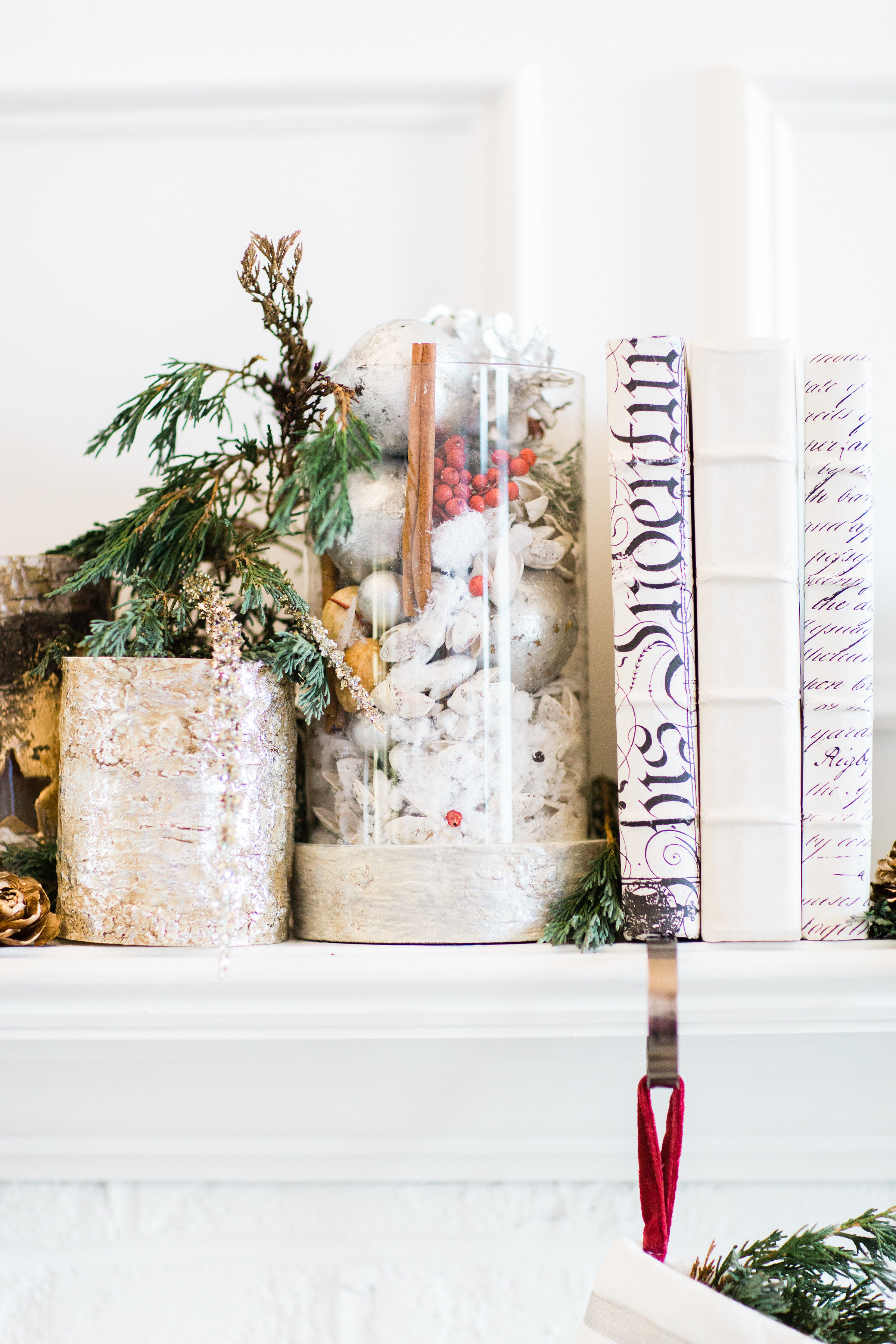 How to Transition Your Décor From the Holidays to New Years Eve. Click through for the festive details. | glitterinc.com | @glitterinc