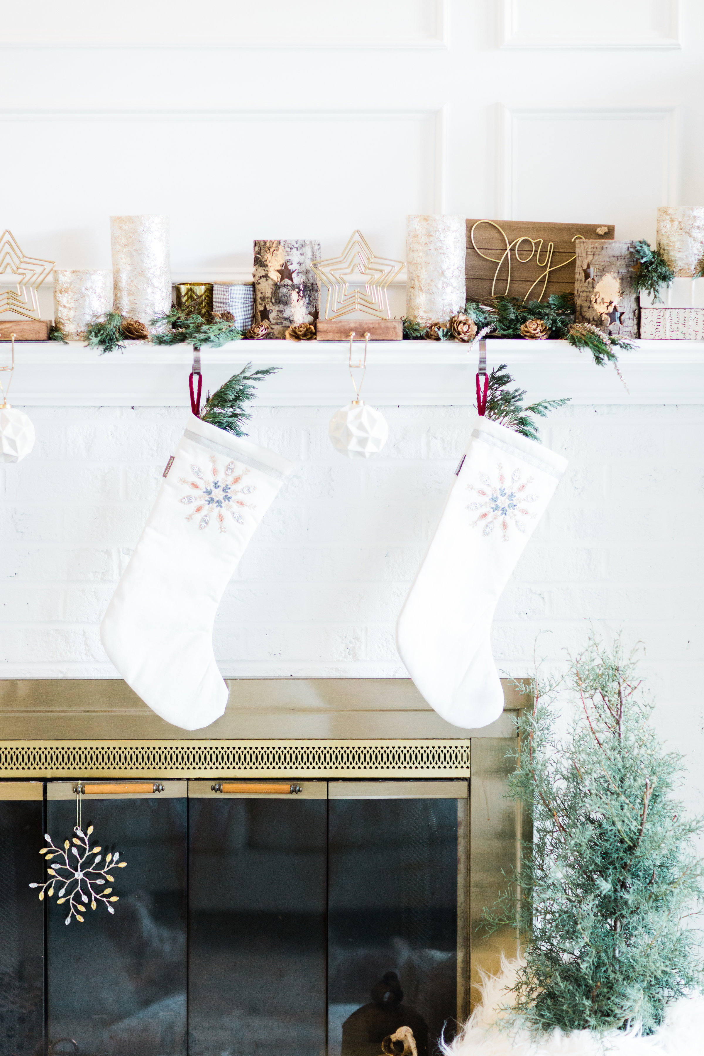 How to Transition Your Décor From the Holidays to New Years Eve. Click through for the festive details. | glitterinc.com | @glitterinc