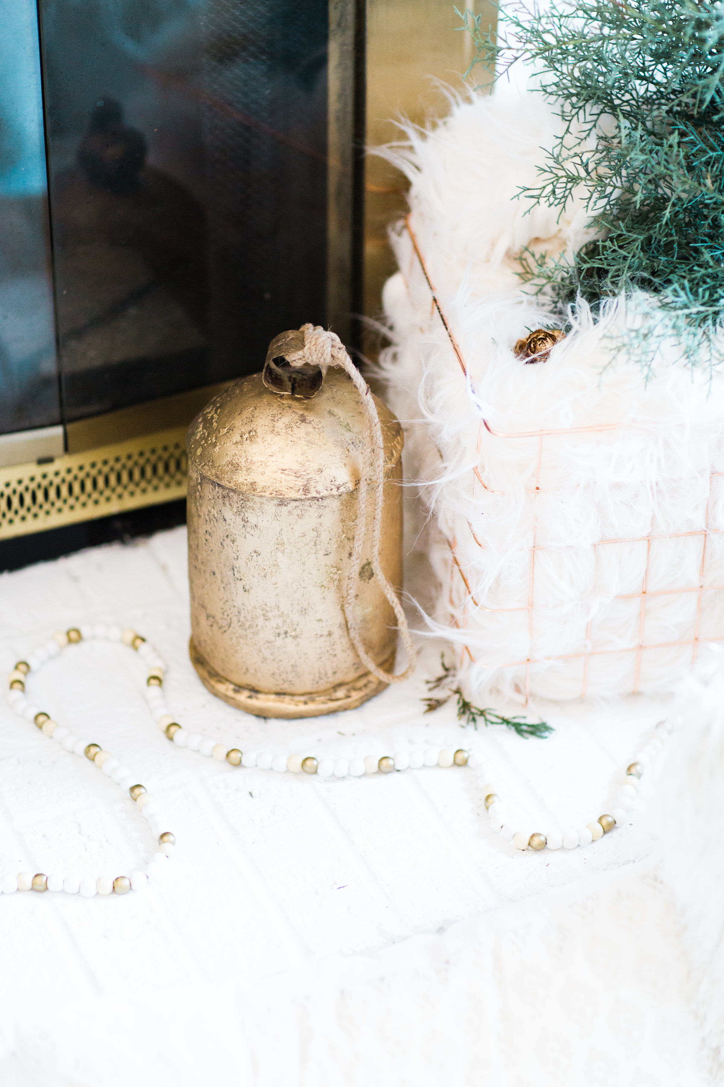 How to Transition Your Décor From the Holidays to New Years Eve. Click through for the festive details. | glitterinc.com | @glitterinc