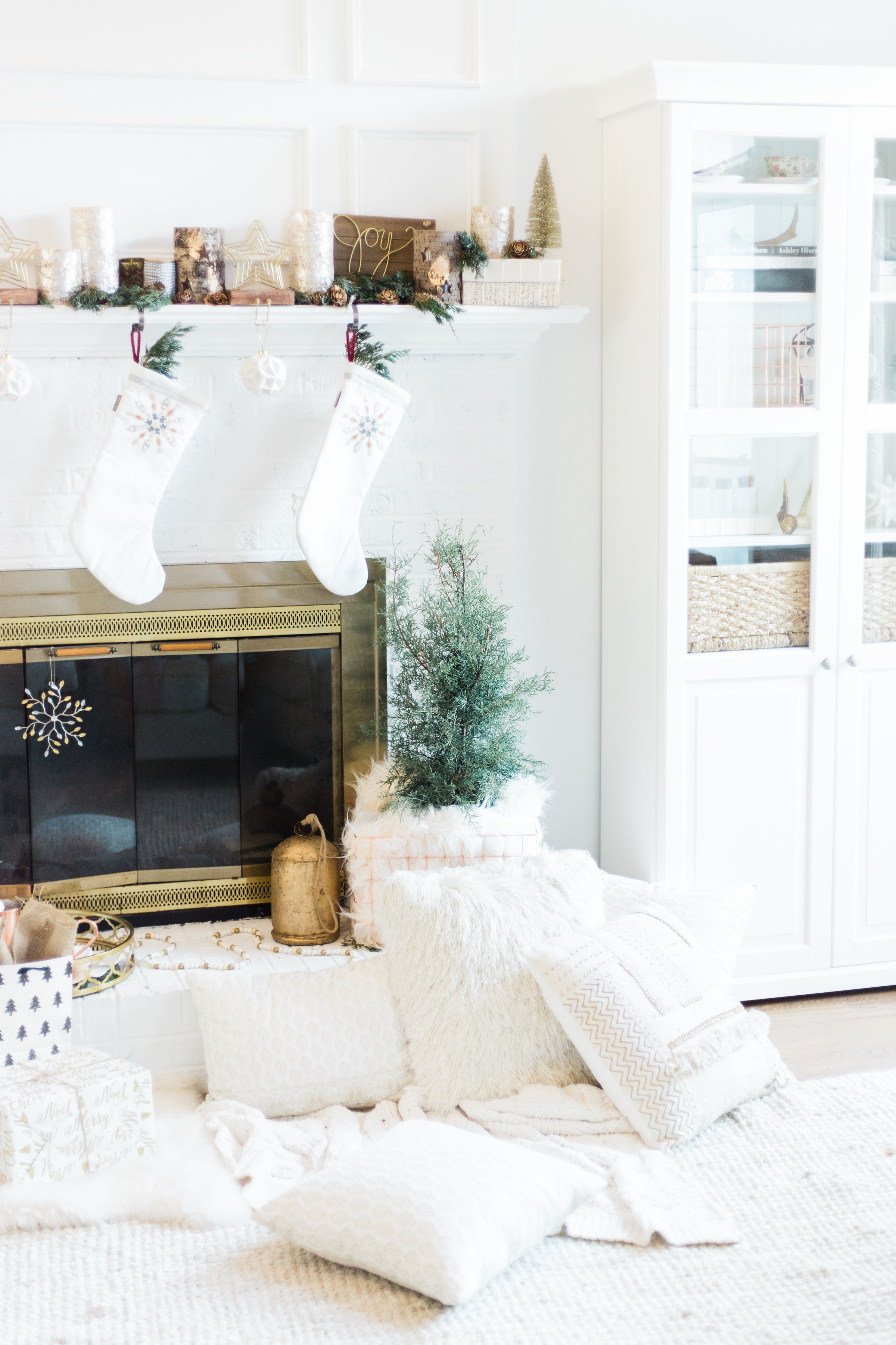 How to Transition Your Décor From the Holidays to New Years Eve. Click through for the festive details. | glitterinc.com | @glitterinc