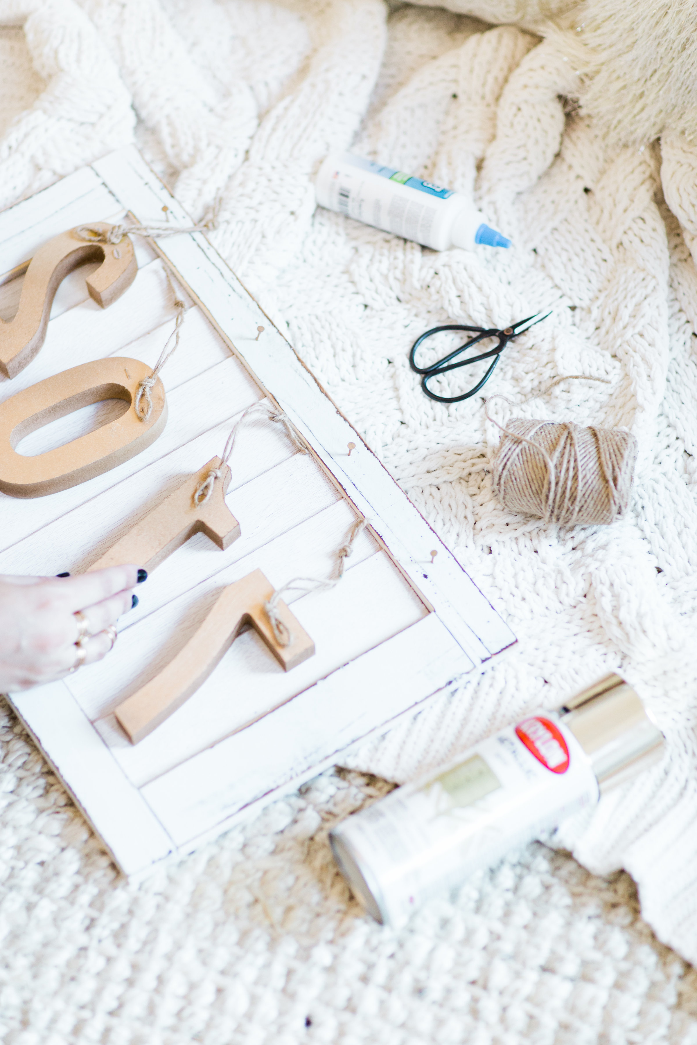 DIY Farmhouse New Year's Eve Wood Sign. Click through for the fun and fast how-to. | glitterinc.com | @glitterinc