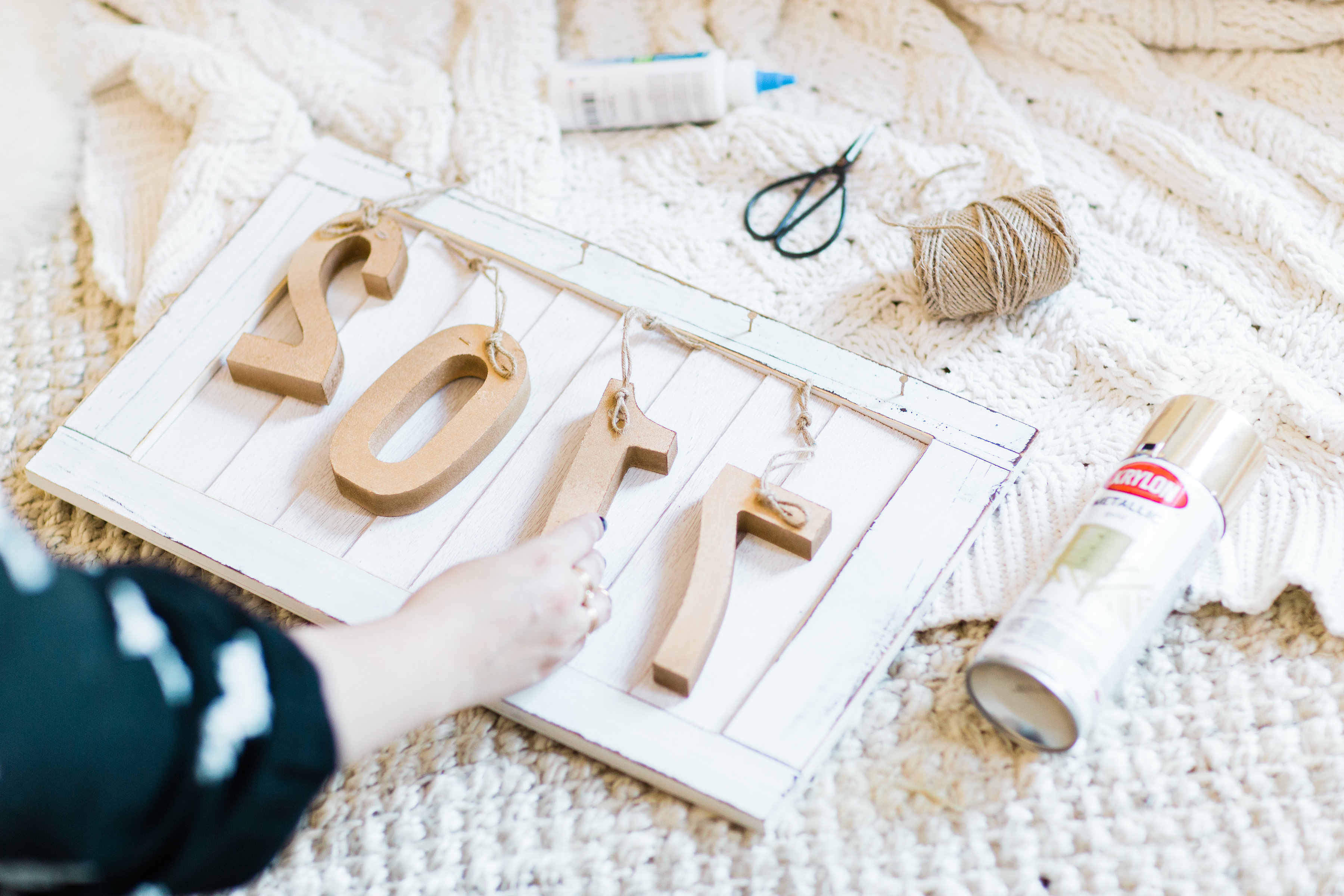 DIY Farmhouse New Year's Eve Wood Sign. Click through for the fun and fast how-to. | glitterinc.com | @glitterinc