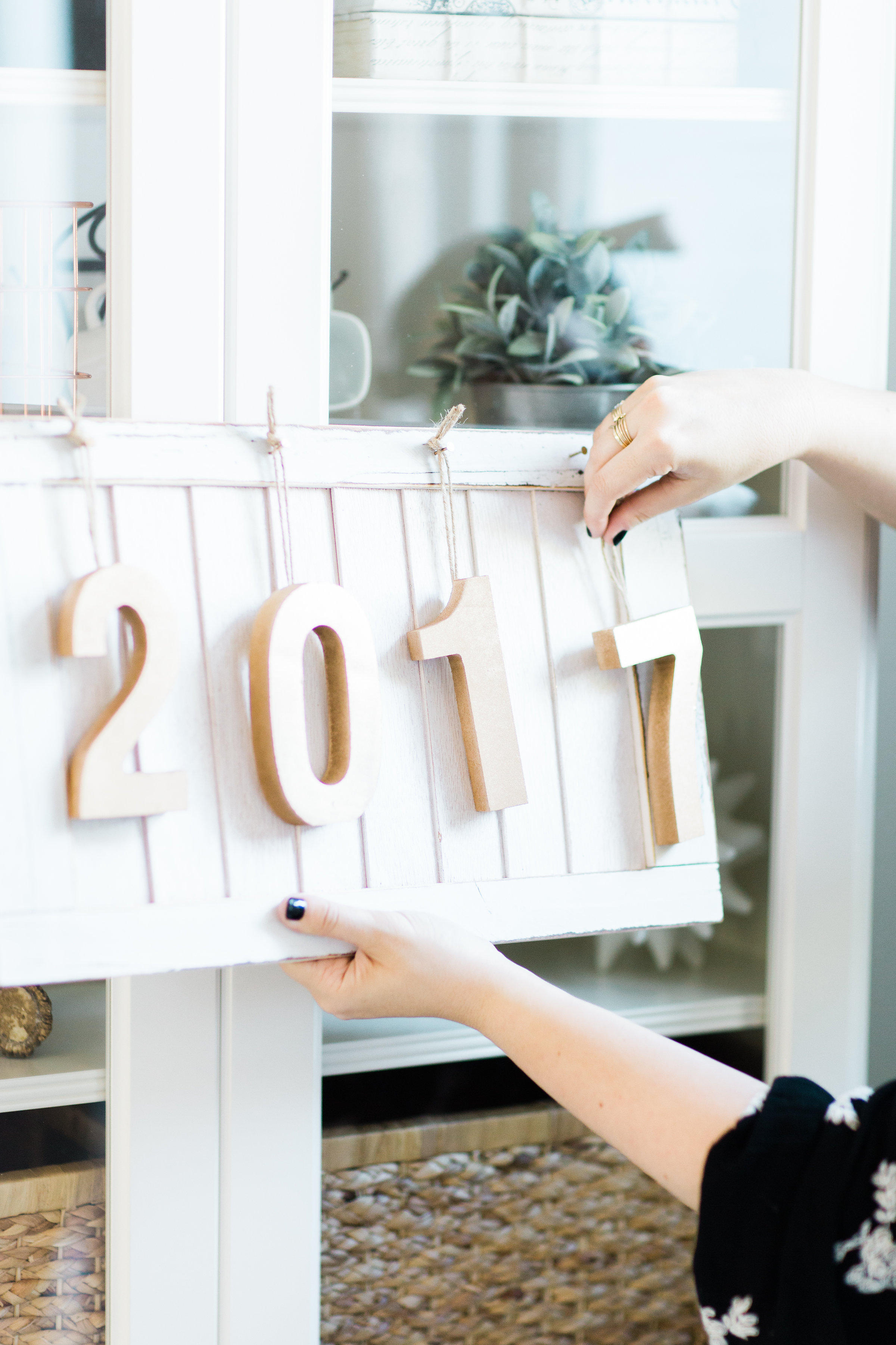 How to Transition Your Décor From the Holidays to New Years Eve. Click through for the festive details. | glitterinc.com | @glitterinc